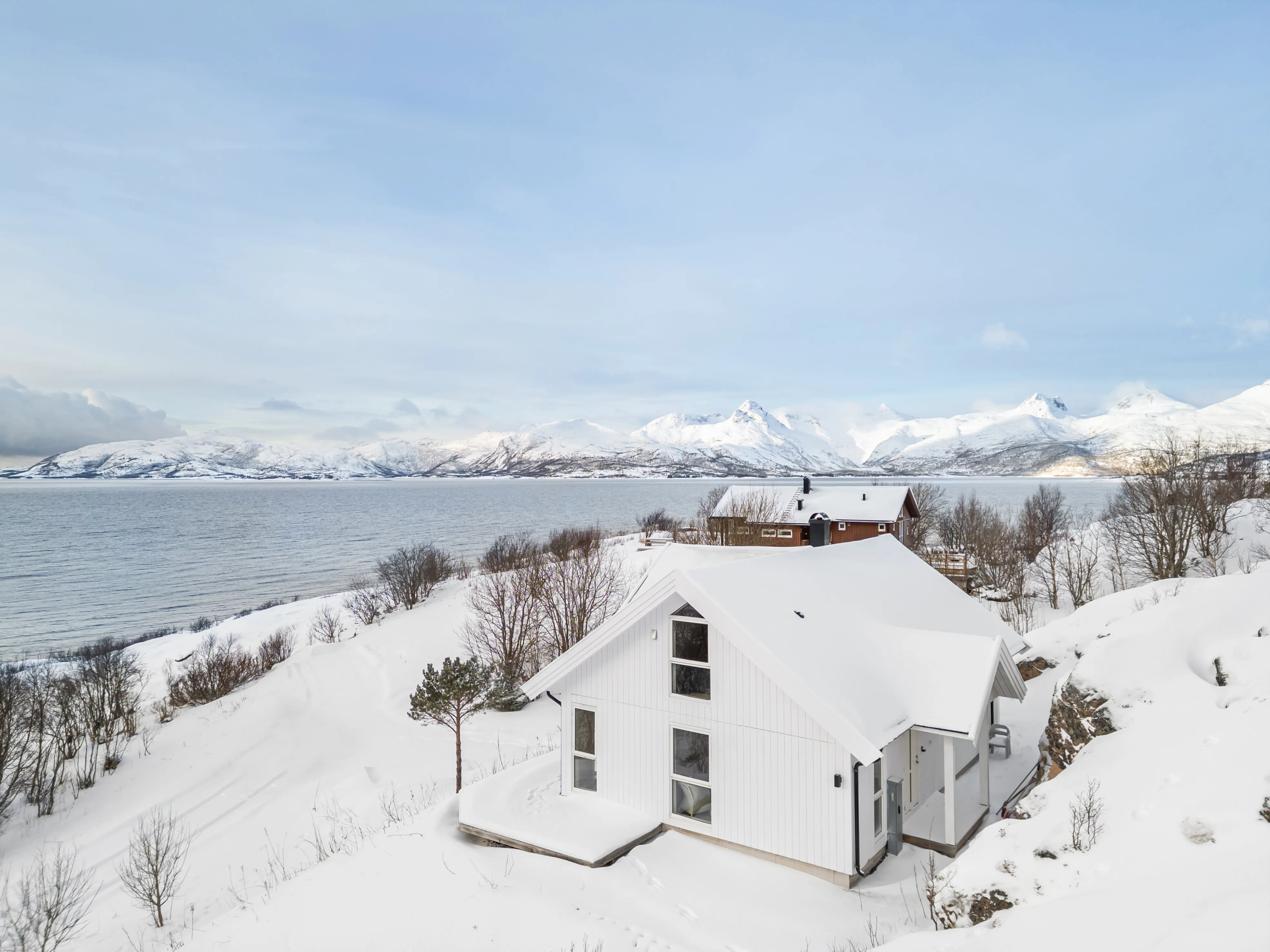 Modern 4-Bedroom Cabin with Expansive Terrace in Lødingen - View image 34 of 46