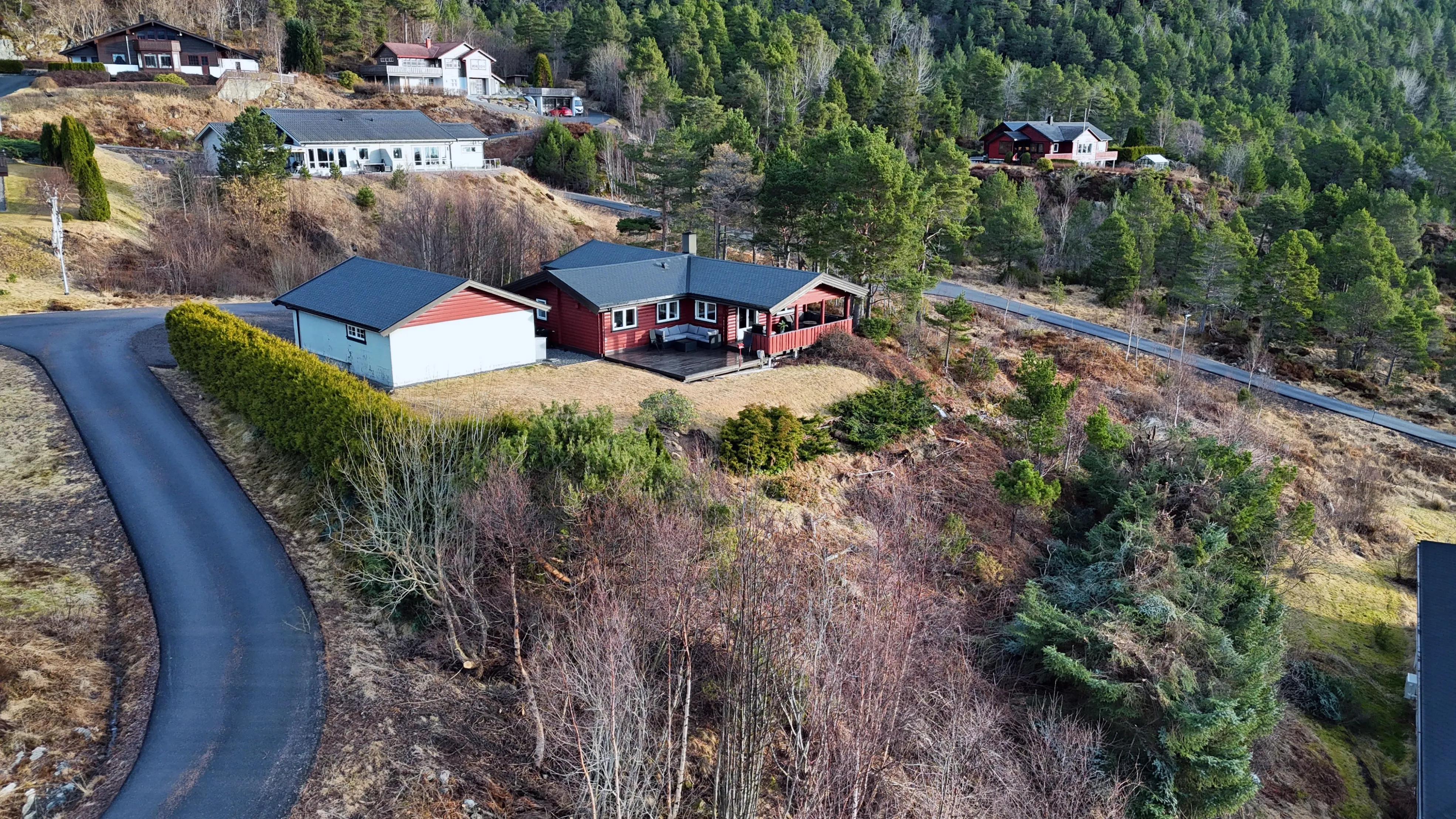 1990s Family House in Midsund with Expansive Terrace and Garden - Image 2
