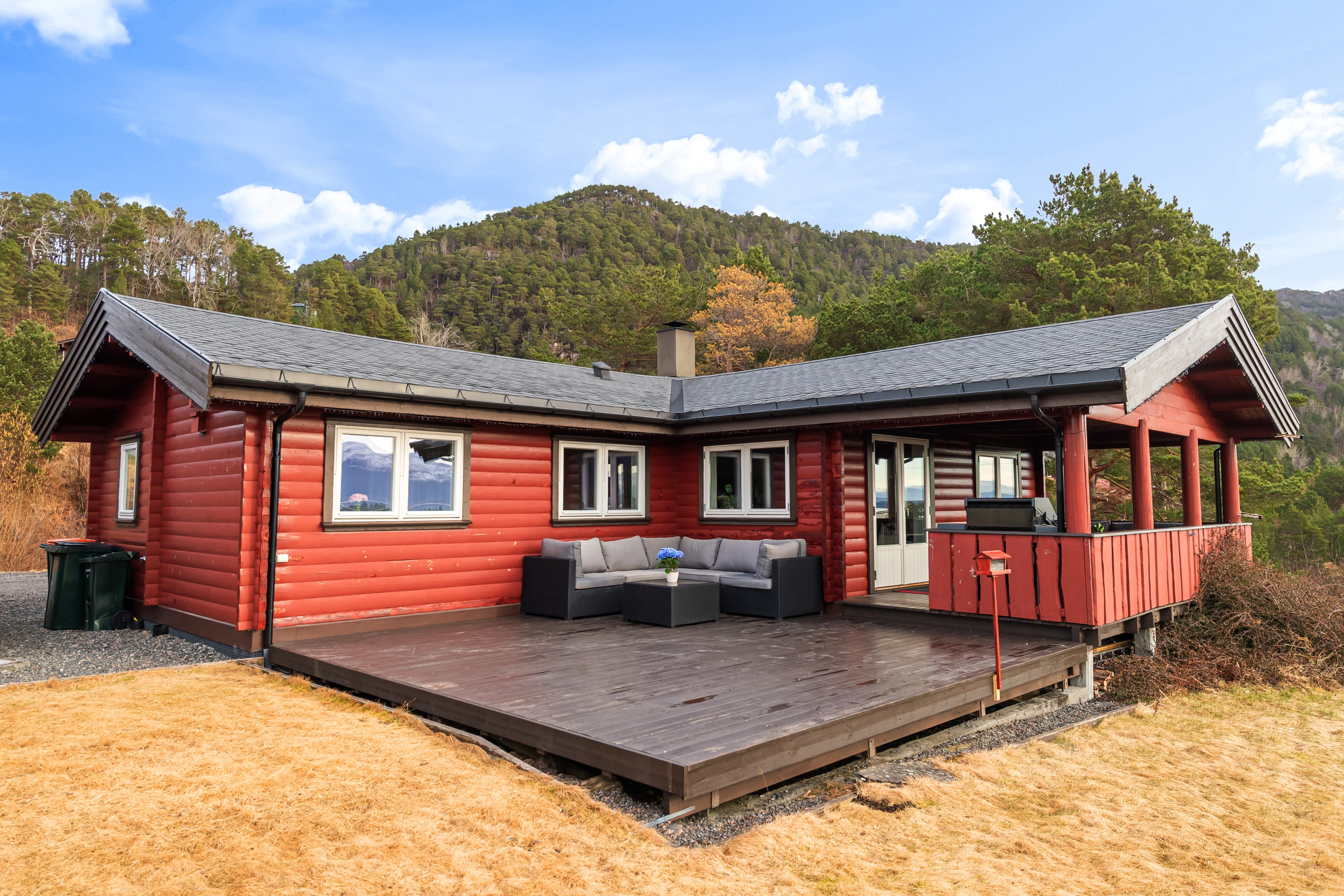 1990s Family House in Midsund with Expansive Terrace and Garden - Image 1