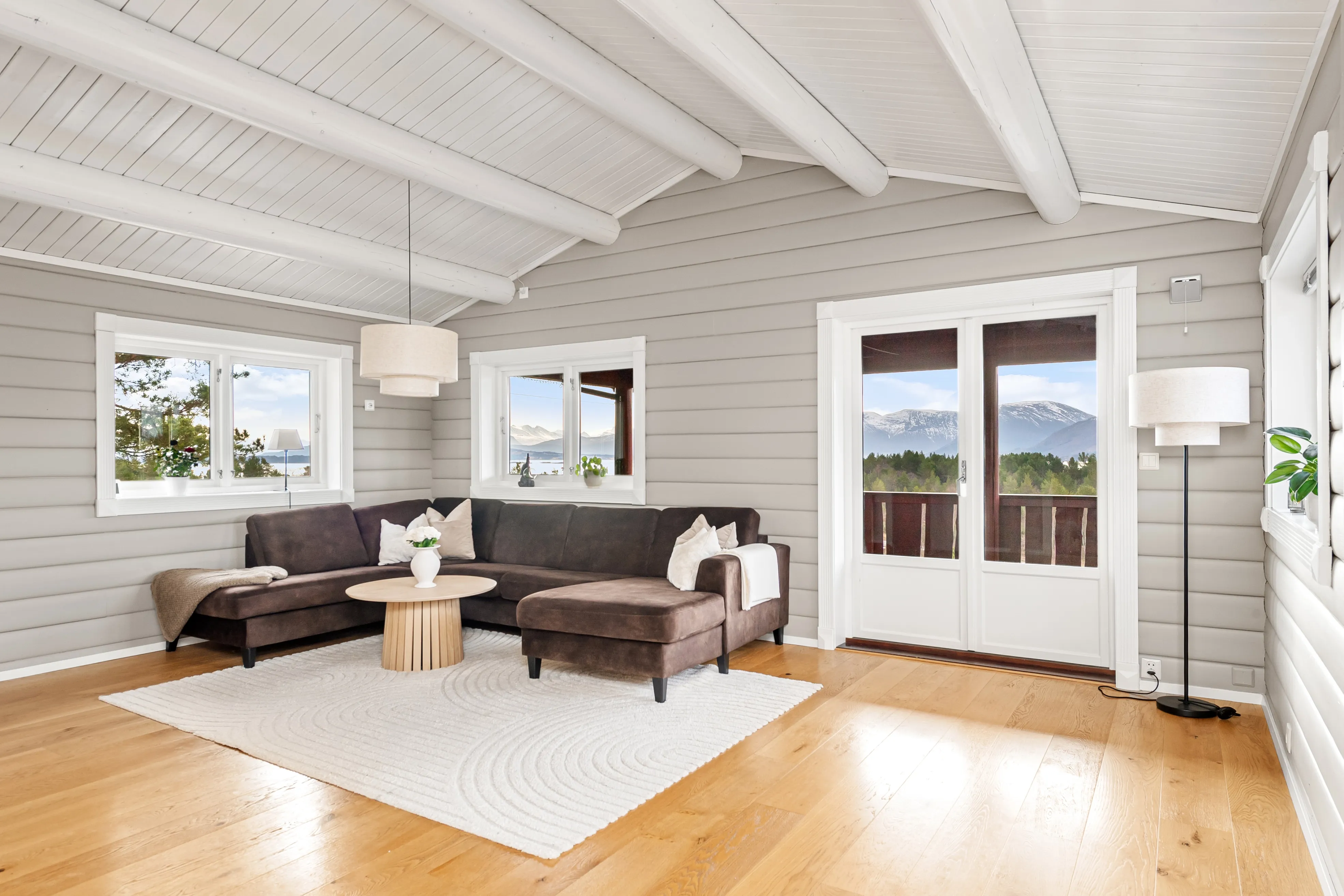 1990s Family House in Midsund with Expansive Terrace and Garden - View image 6 of 42