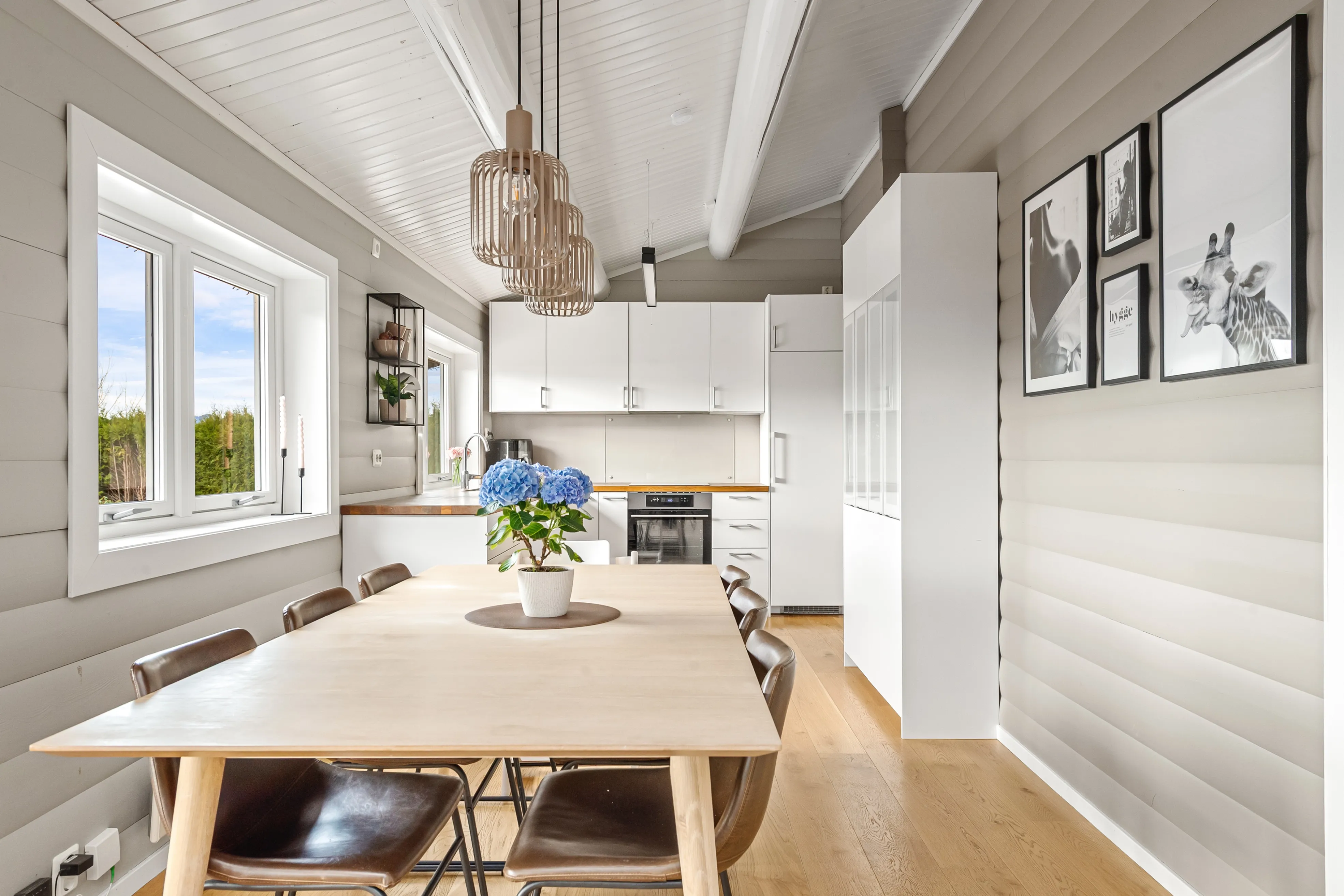 1990s Family House in Midsund with Expansive Terrace and Garden - View image 8 of 42