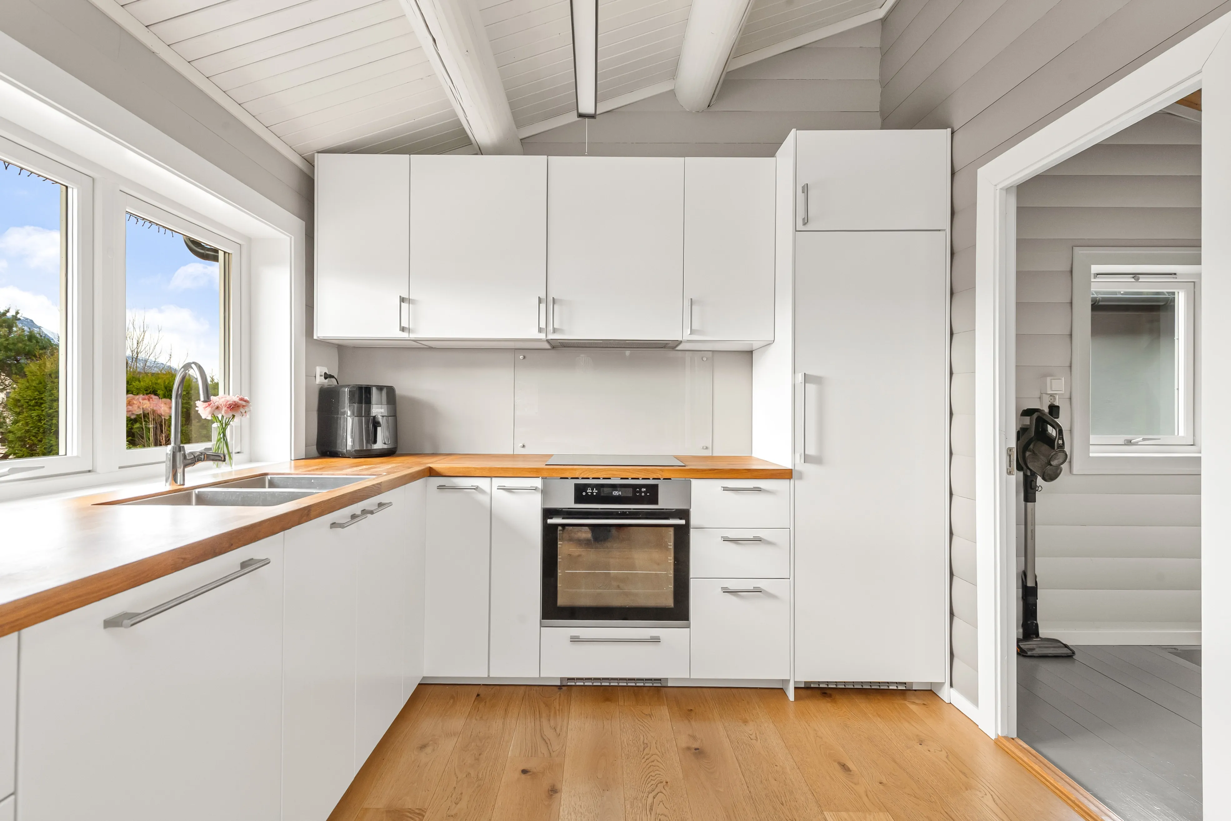 1990s Family House in Midsund with Expansive Terrace and Garden - View image 9 of 42