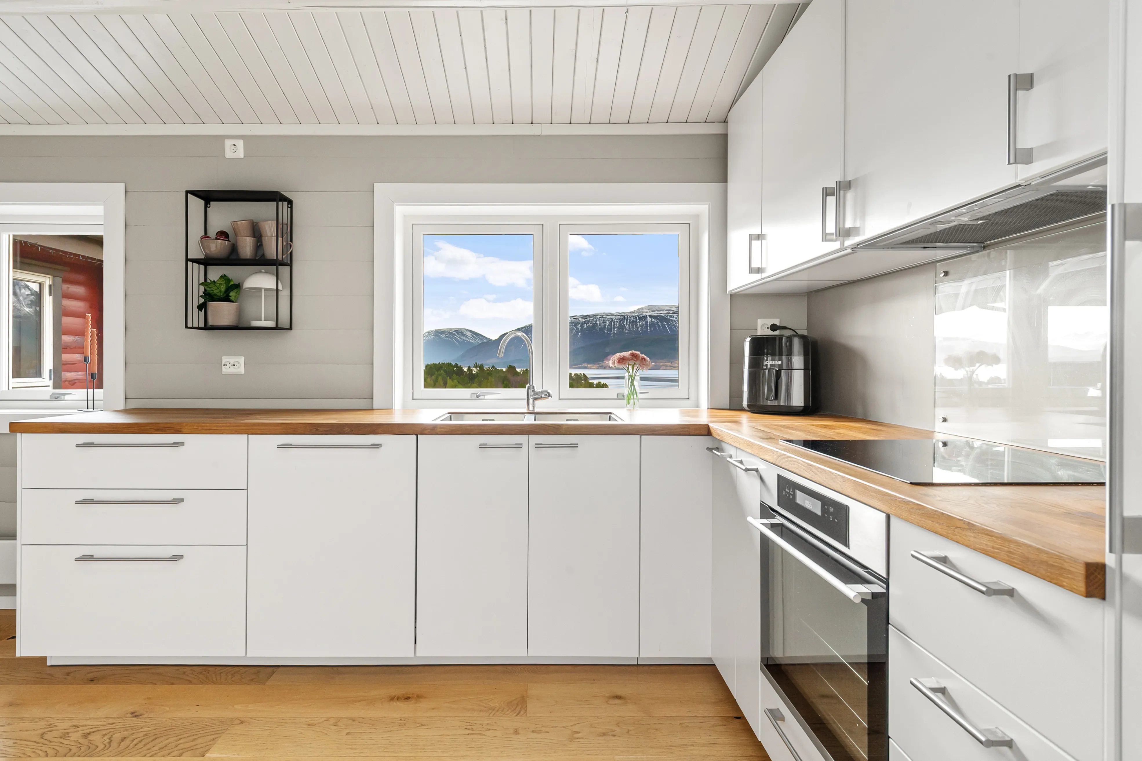 1990s Family House in Midsund with Expansive Terrace and Garden - View image 10 of 42