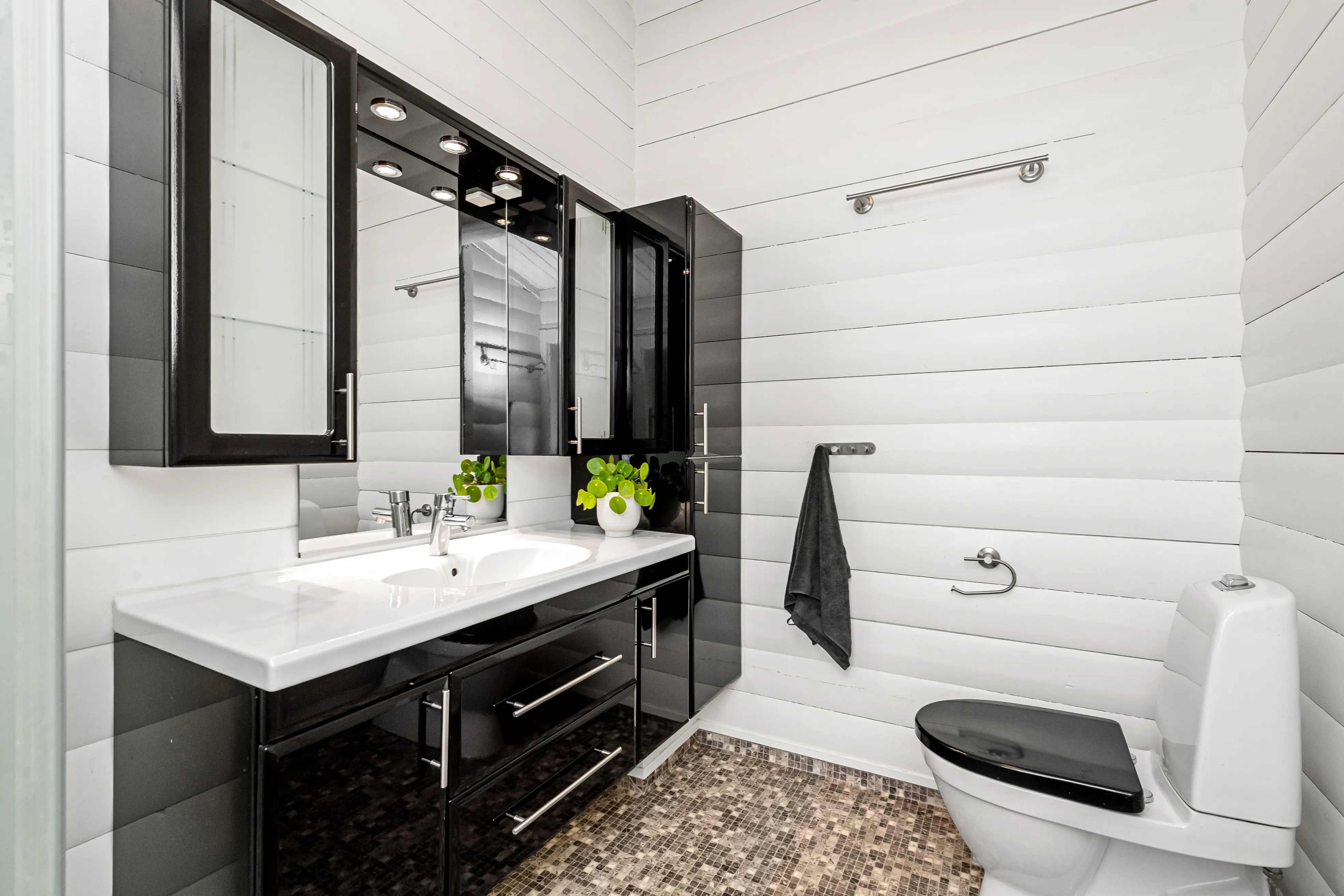 1990s Family House in Midsund with Expansive Terrace and Garden - View image 11 of 42