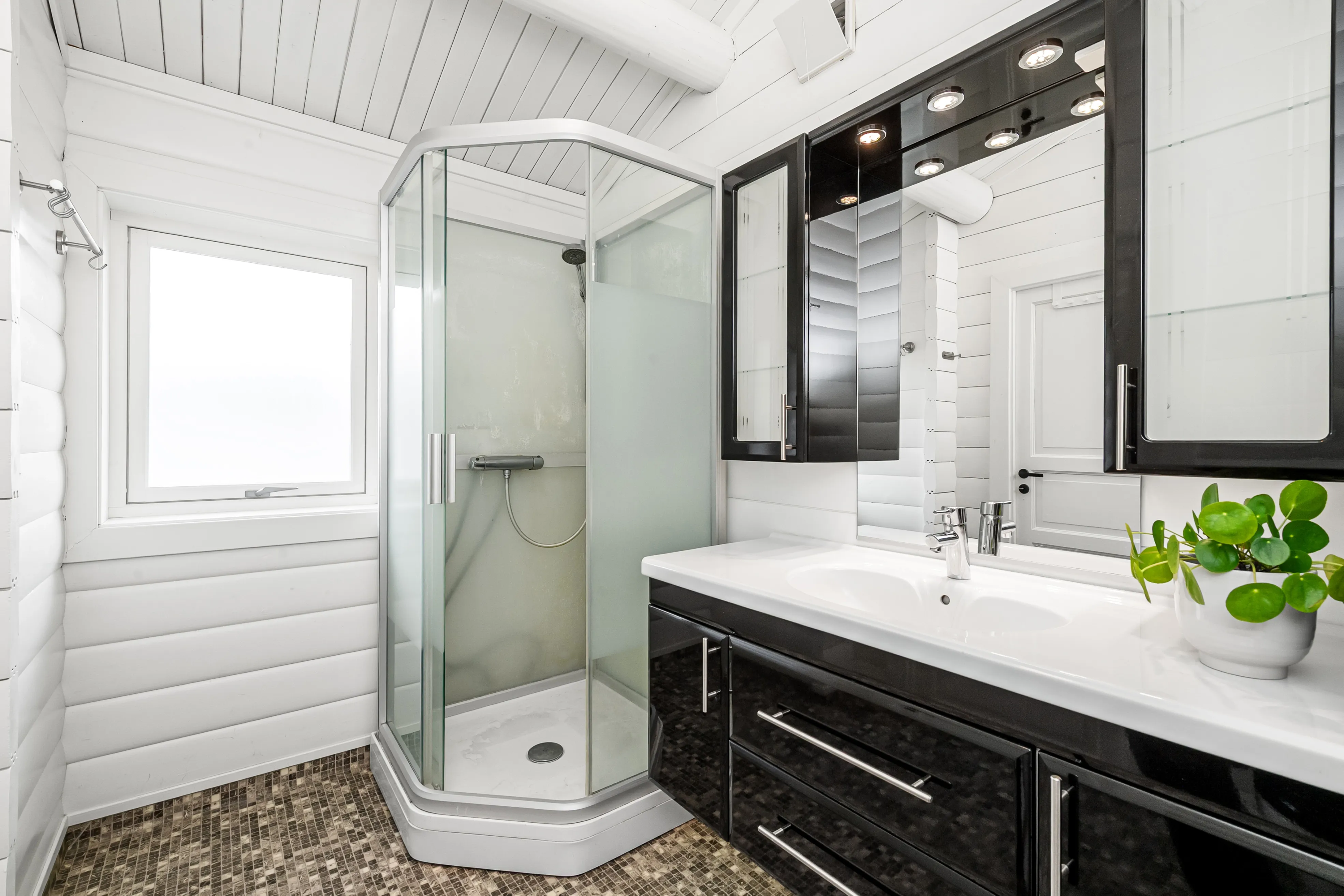 1990s Family House in Midsund with Expansive Terrace and Garden - View image 12 of 42