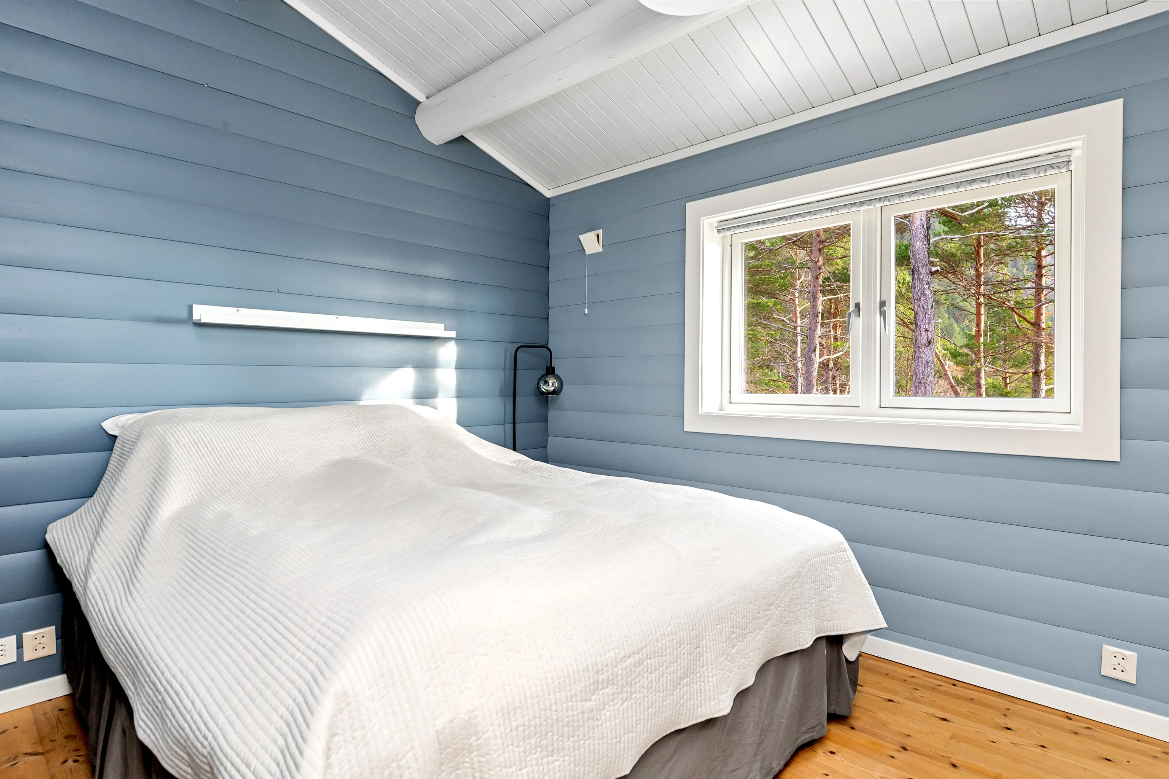 1990s Family House in Midsund with Expansive Terrace and Garden - View image 13 of 42