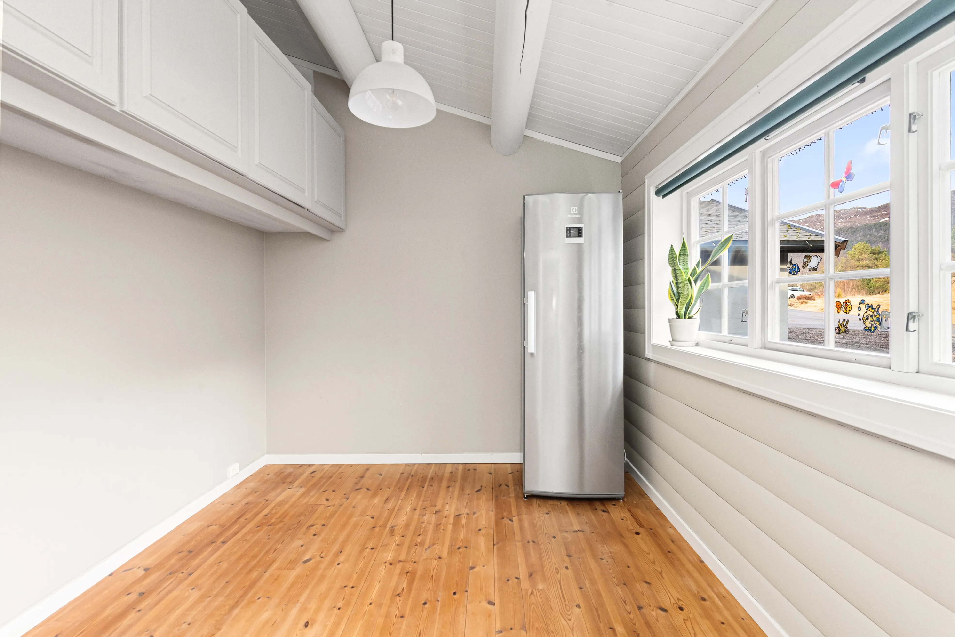 1990s Family House in Midsund with Expansive Terrace and Garden - View image 15 of 42