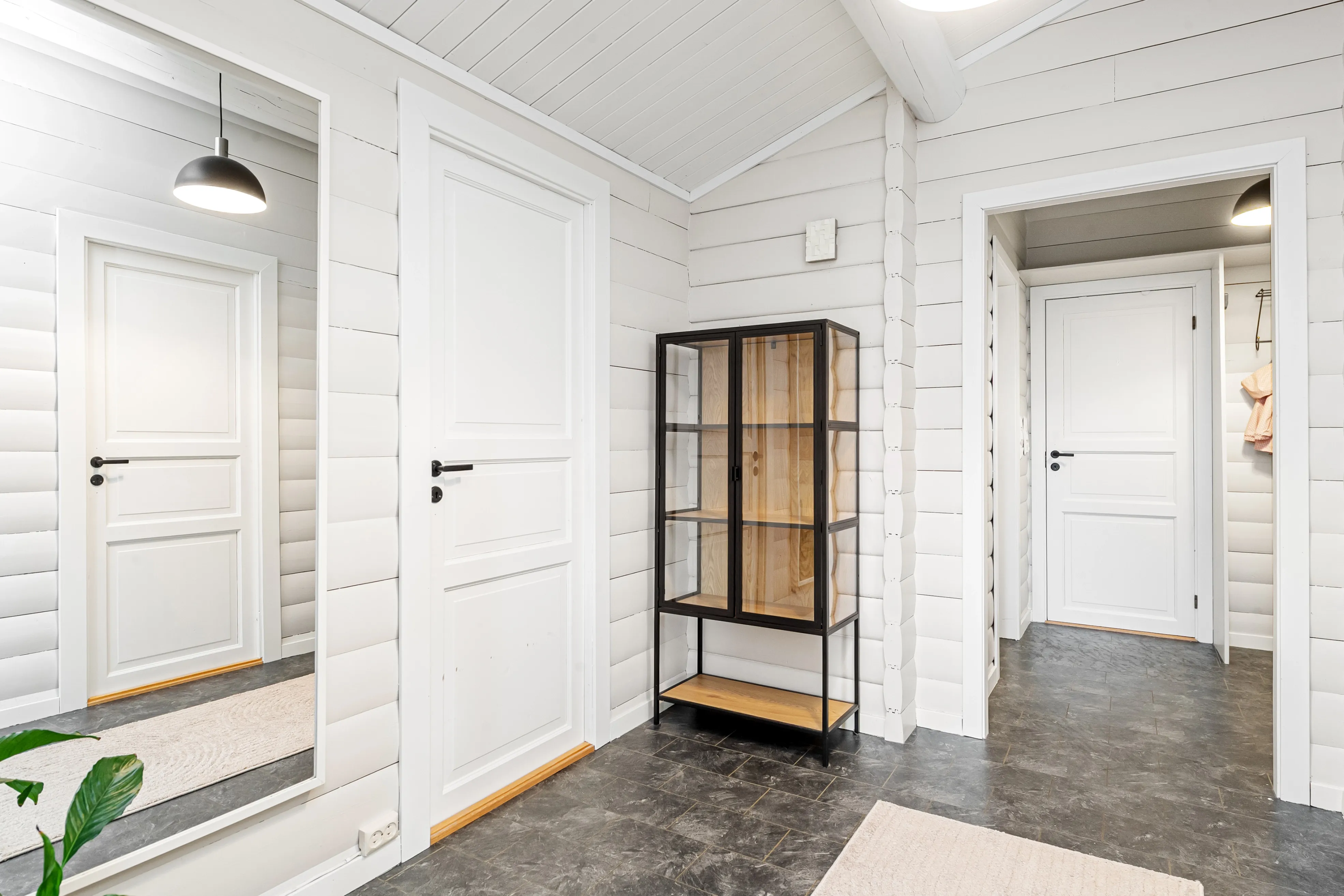 1990s Family House in Midsund with Expansive Terrace and Garden - View image 17 of 42