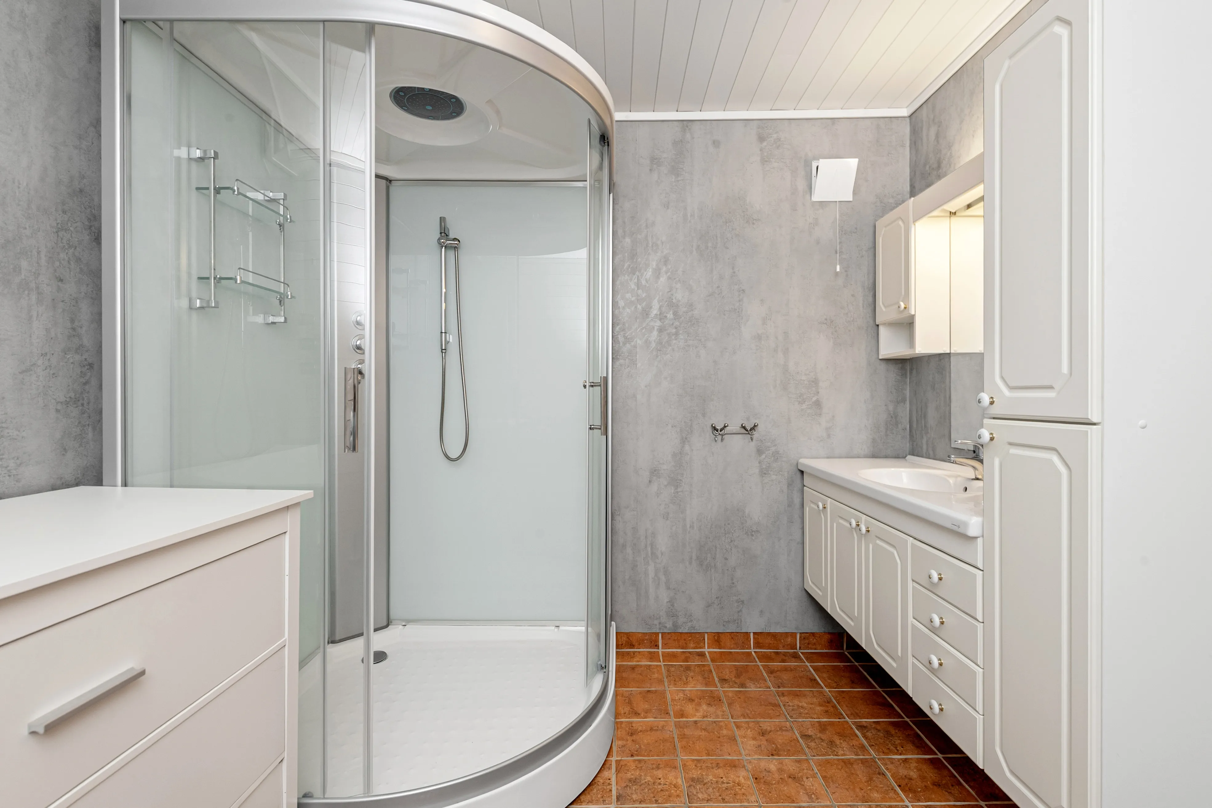 1990s Family House in Midsund with Expansive Terrace and Garden - View image 19 of 42