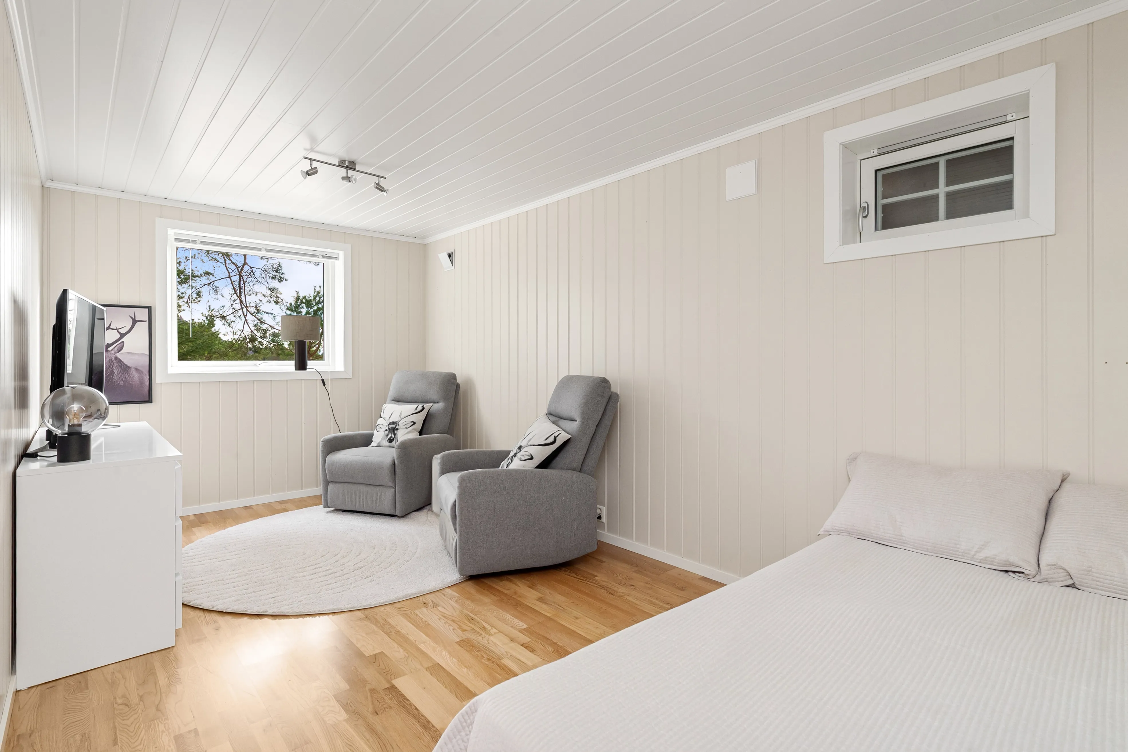 1990s Family House in Midsund with Expansive Terrace and Garden - View image 20 of 42