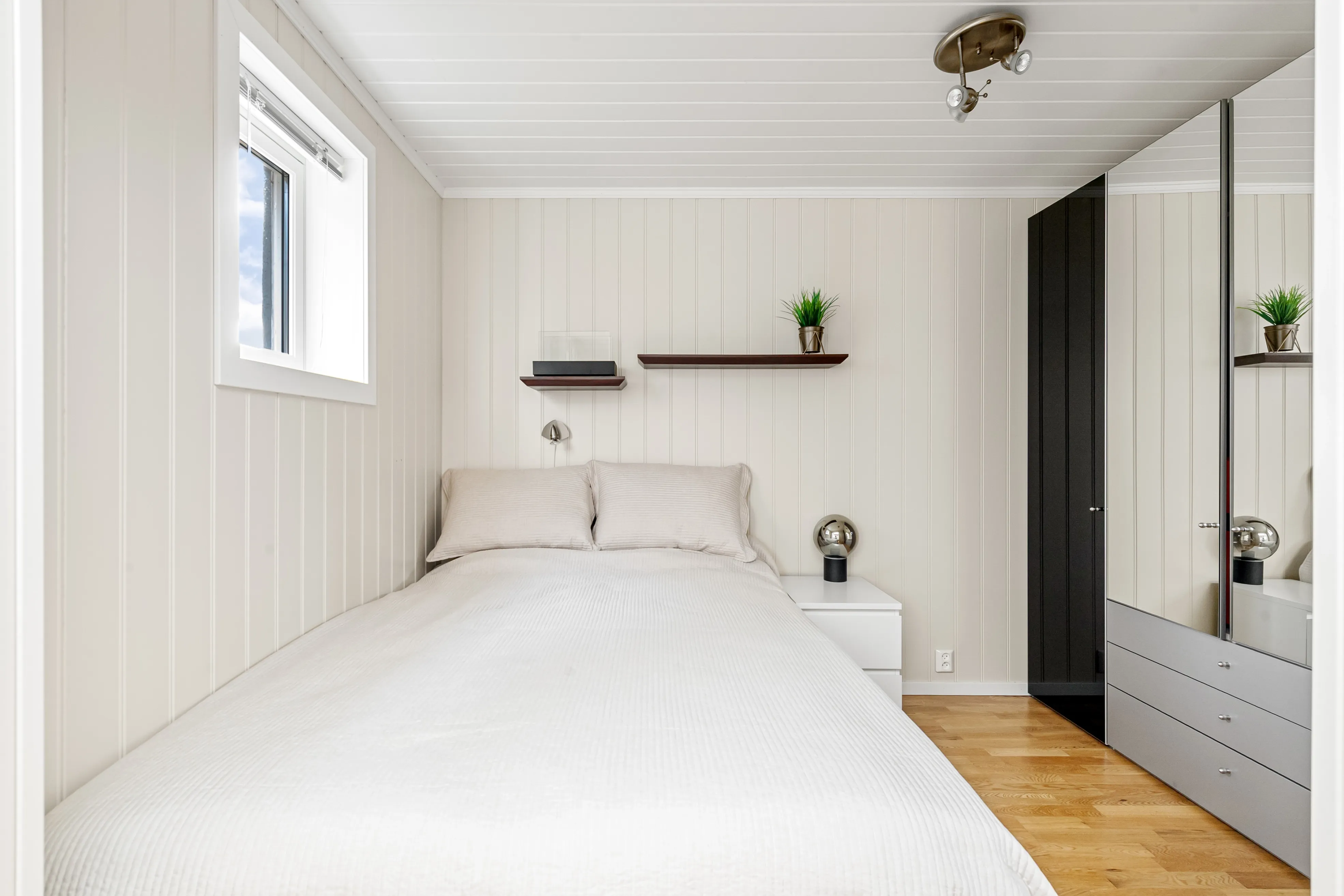 1990s Family House in Midsund with Expansive Terrace and Garden - View image 21 of 42