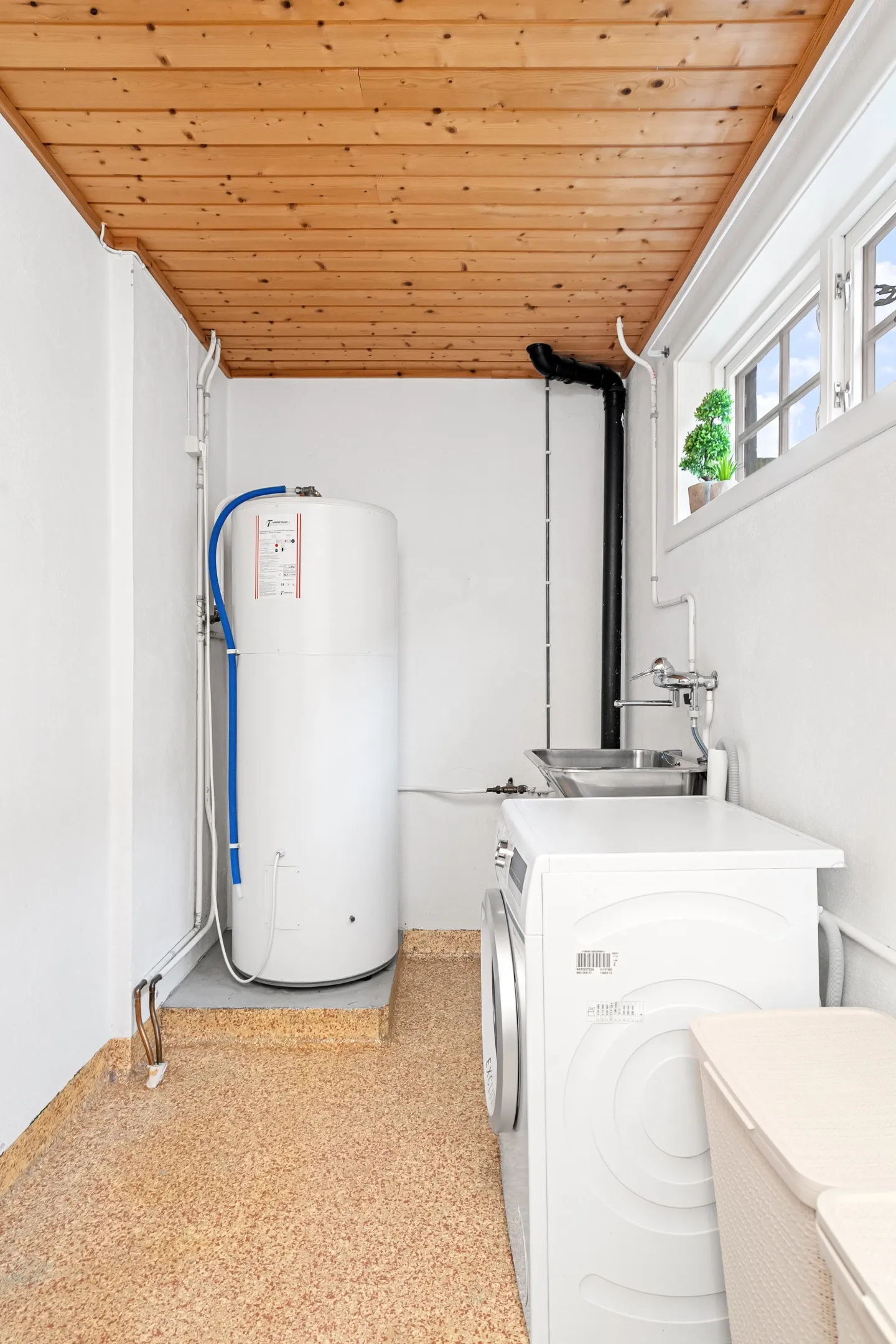 1990s Family House in Midsund with Expansive Terrace and Garden - View image 23 of 42