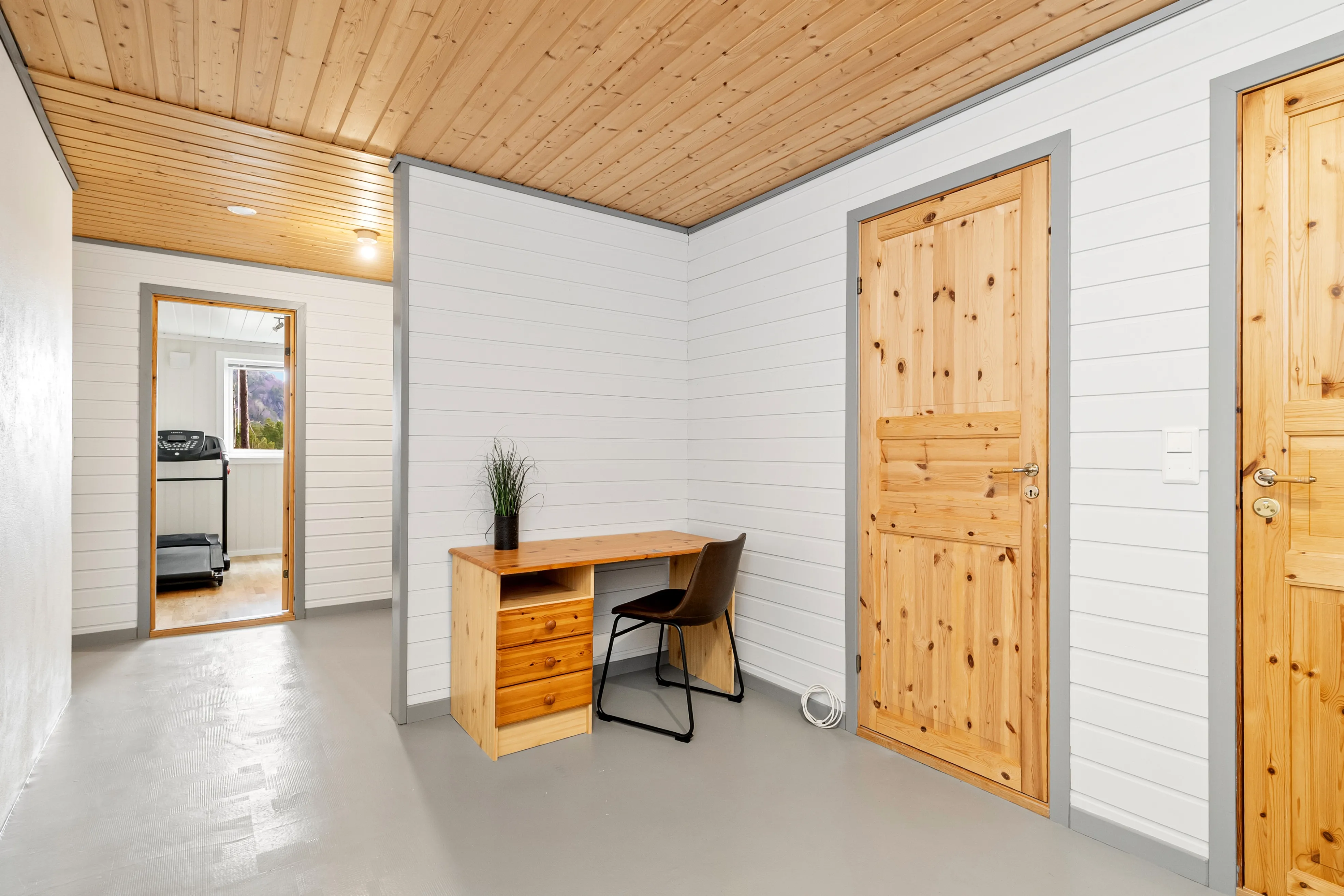 1990s Family House in Midsund with Expansive Terrace and Garden - View image 24 of 42