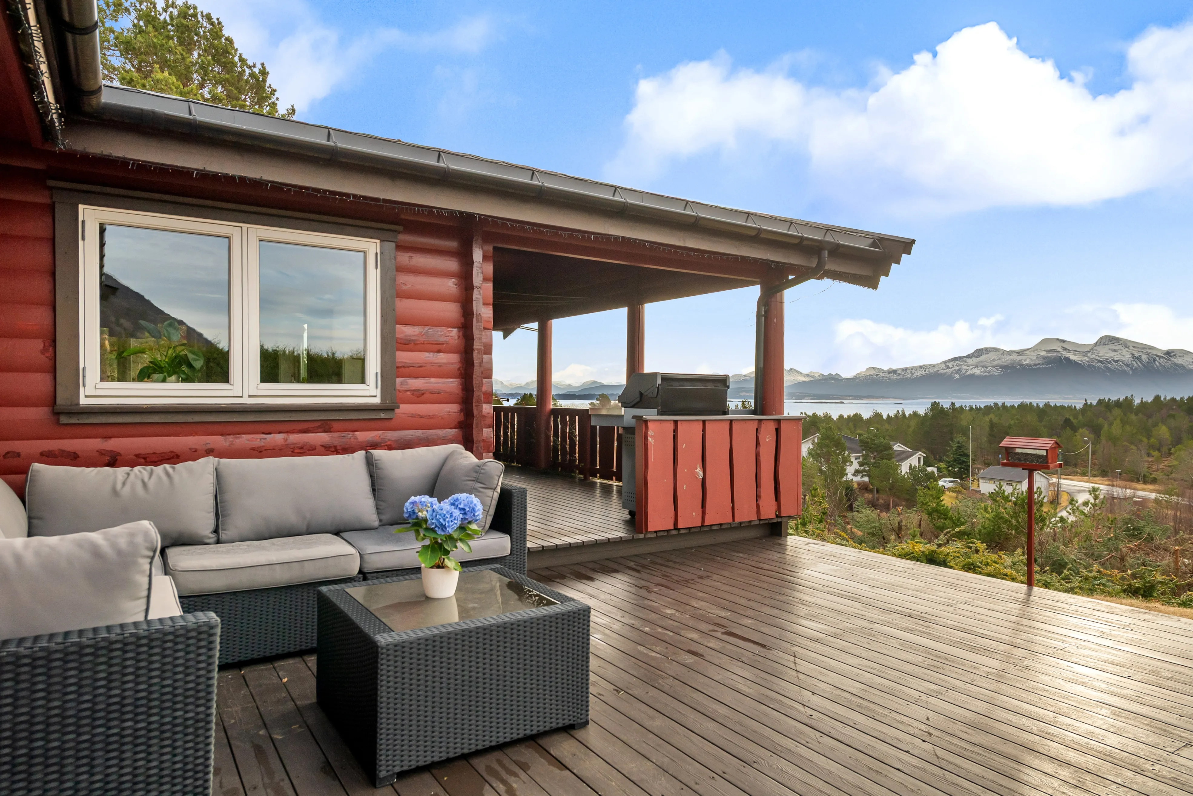 1990s Family House in Midsund with Expansive Terrace and Garden - View image 25 of 42