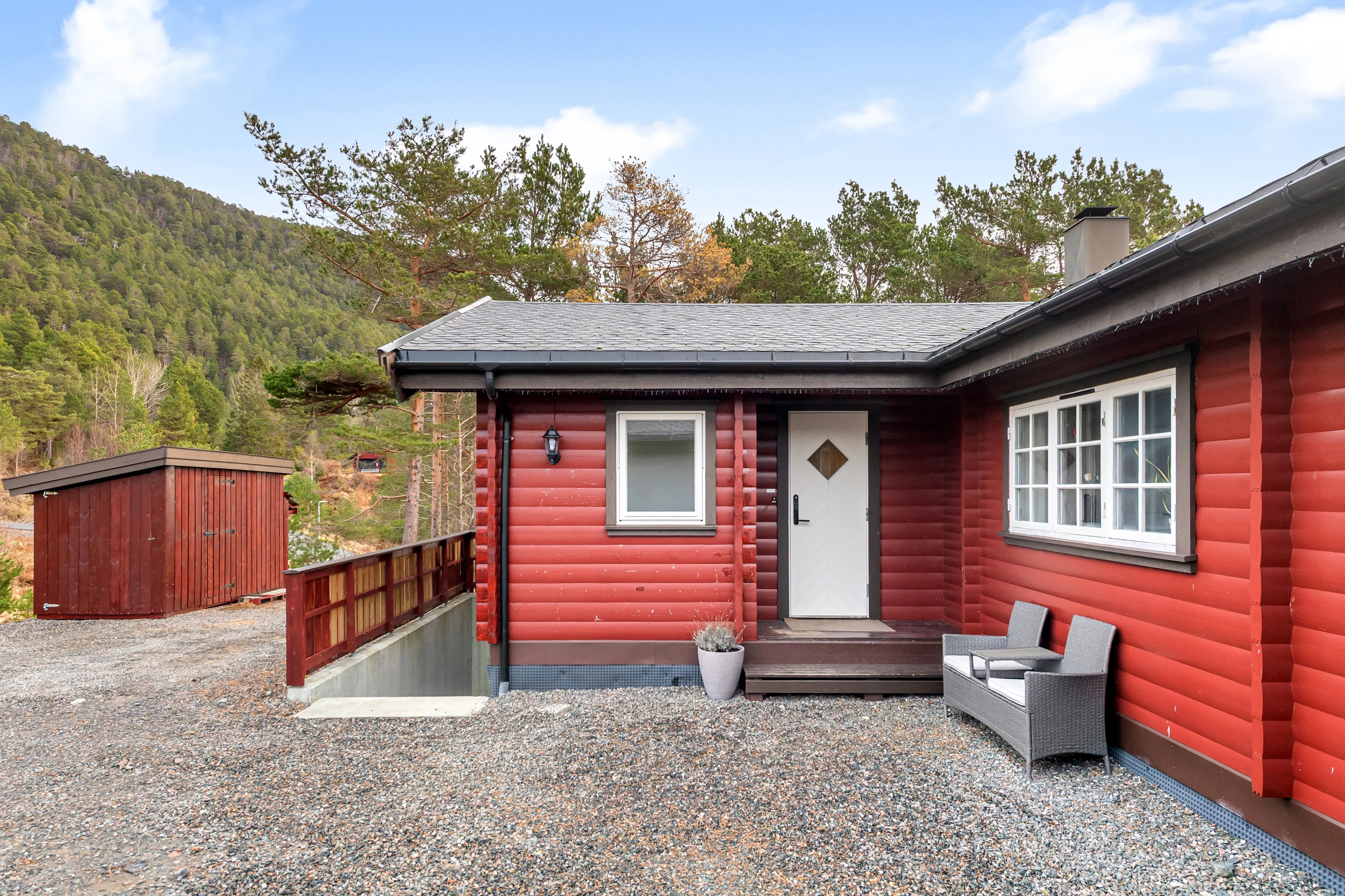 1990s Family House in Midsund with Expansive Terrace and Garden - View image 28 of 42