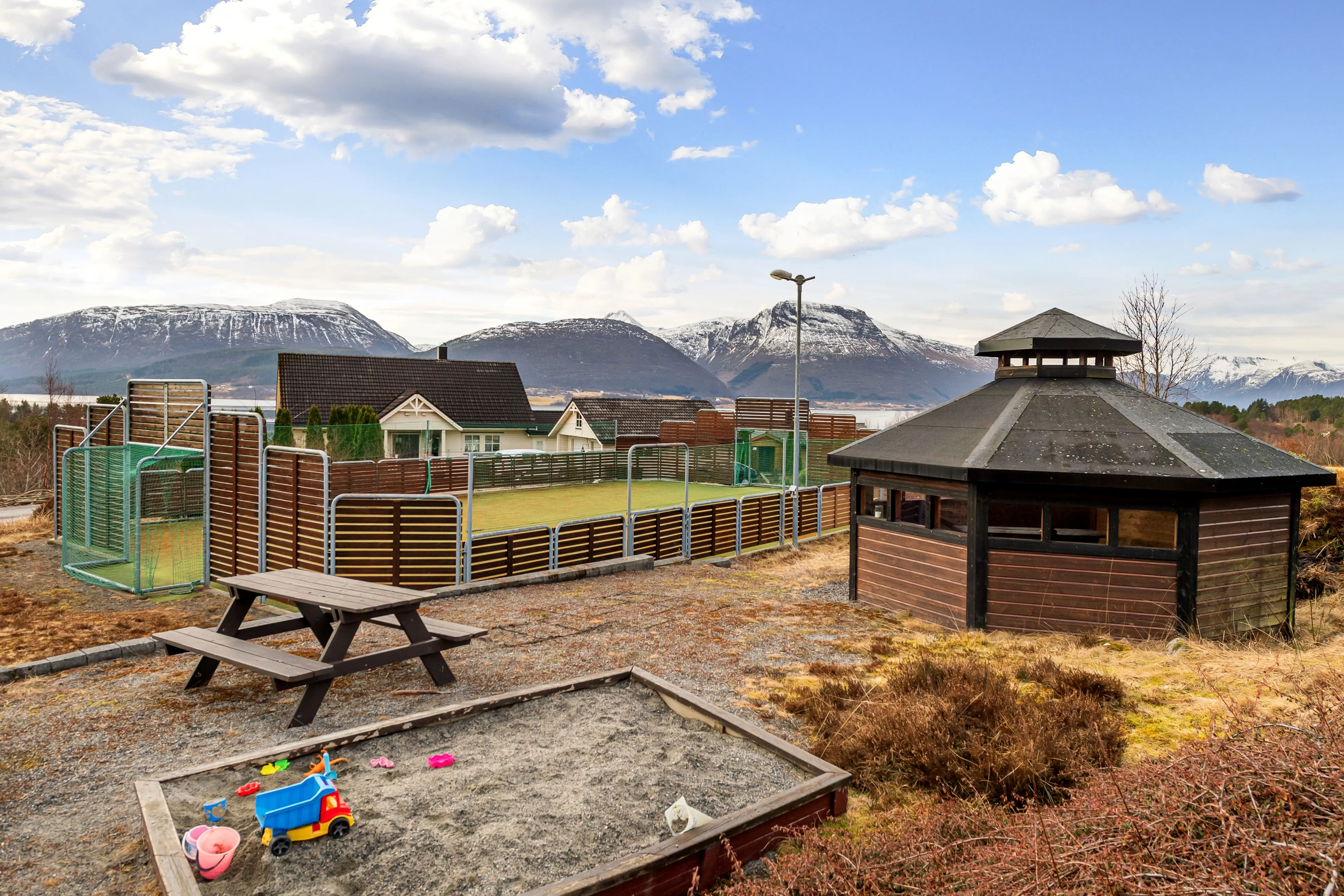 1990s Family House in Midsund with Expansive Terrace and Garden - View image 34 of 42