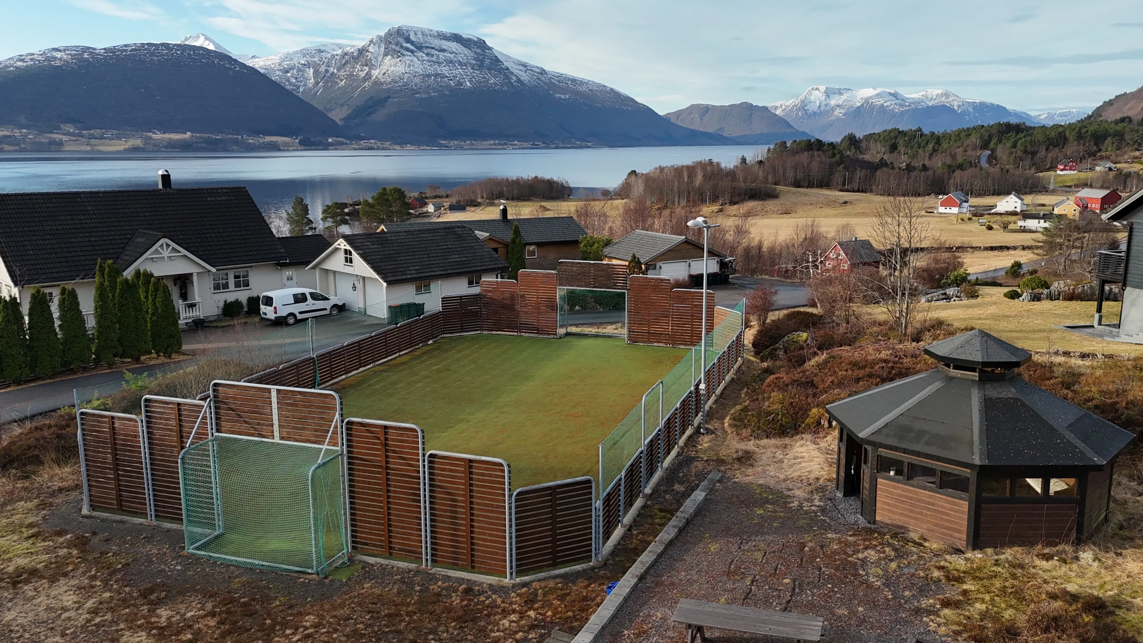 1990s Family House in Midsund with Expansive Terrace and Garden - View image 35 of 42