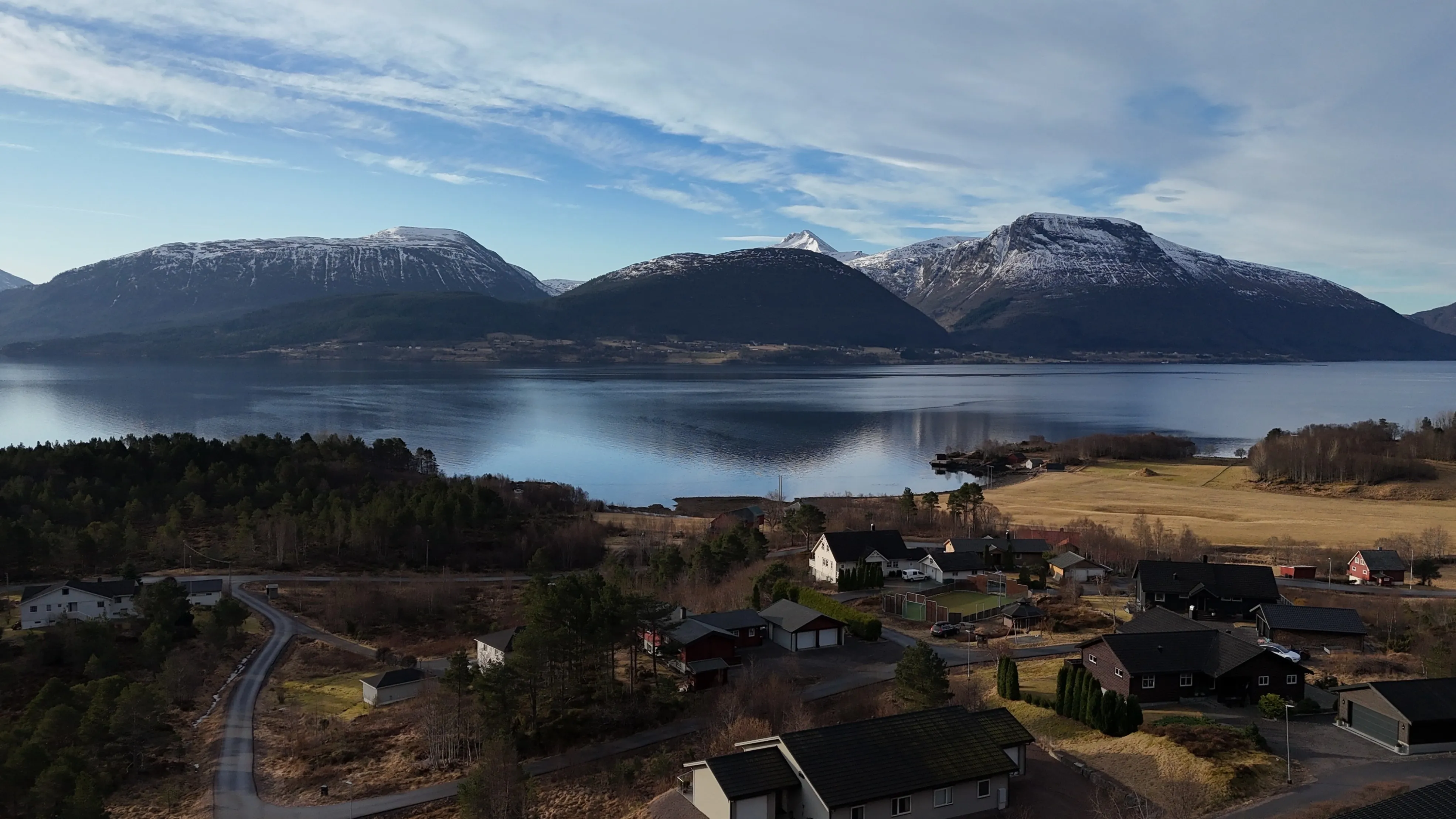 1990s Family House in Midsund with Expansive Terrace and Garden - View image 36 of 42