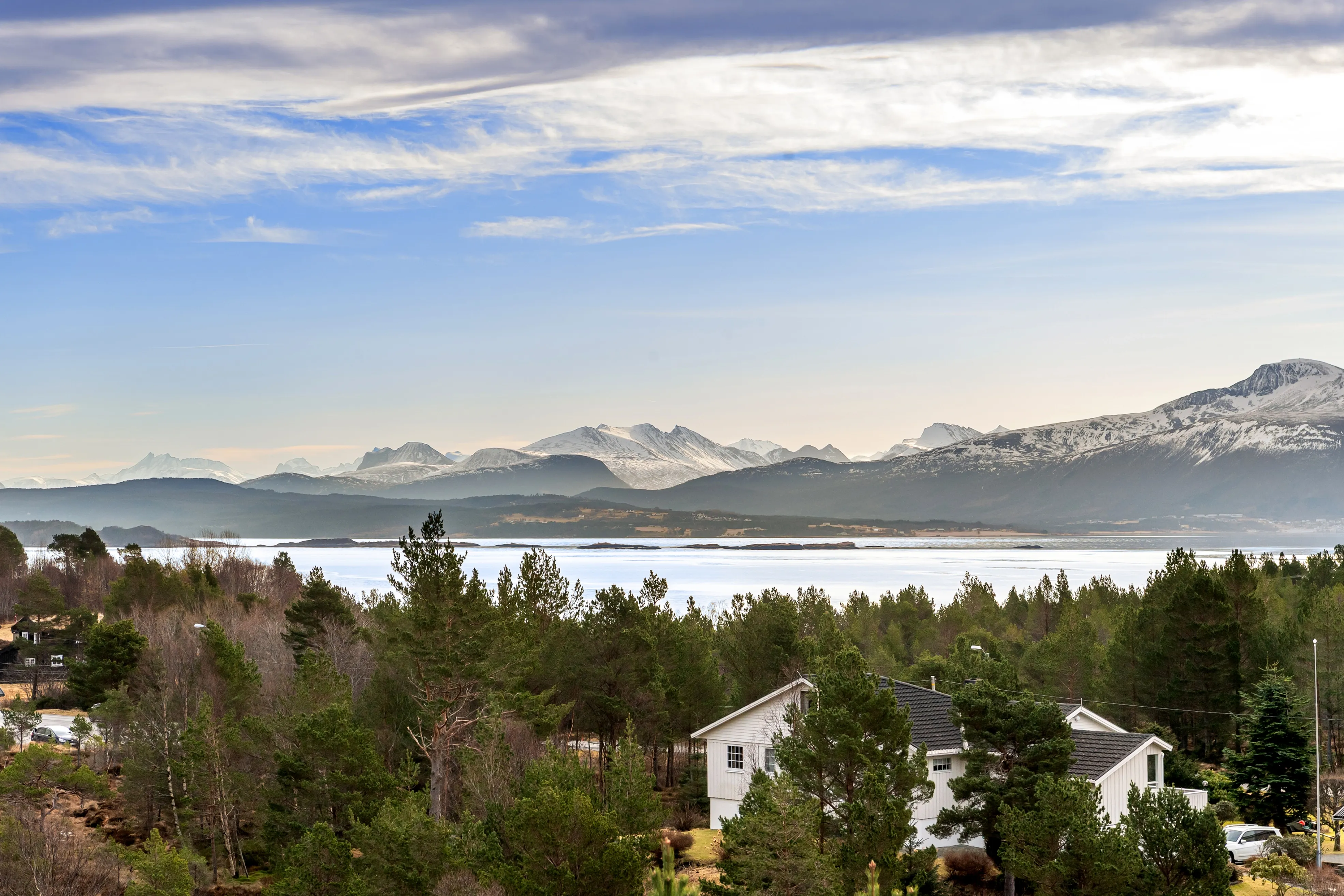1990s Family House in Midsund with Expansive Terrace and Garden - View image 38 of 42