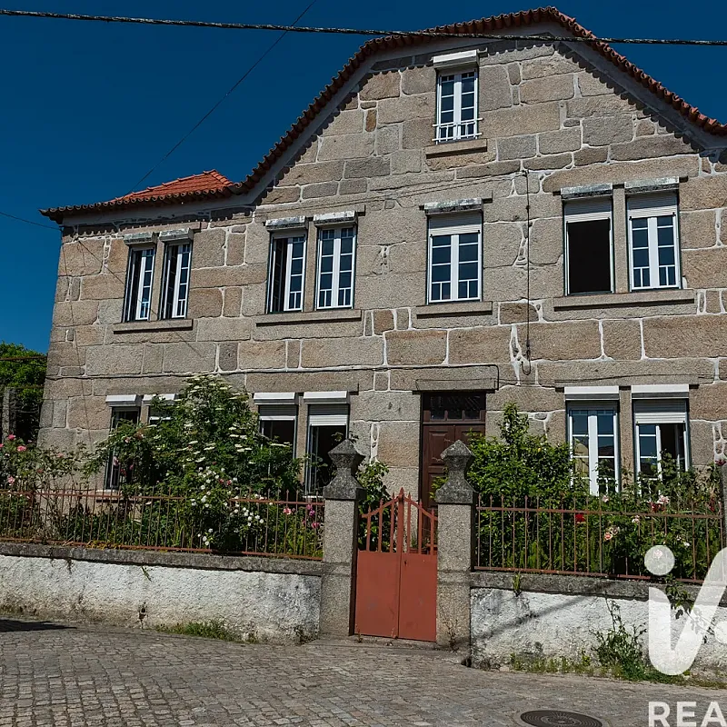 1930s 5-Bedroom House with Garden and Terrace in Scenic Erdeval, Portugal