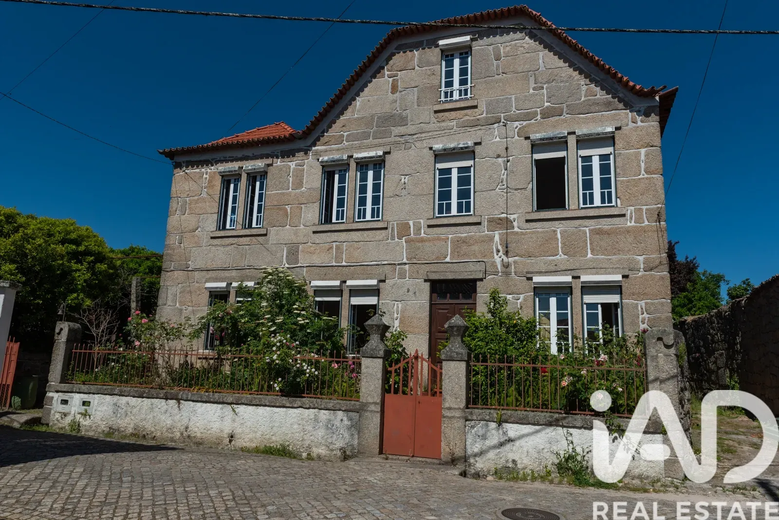 1930s 5-Bedroom House with Garden and Terrace in Scenic Erdeval, Portugal - Image 1