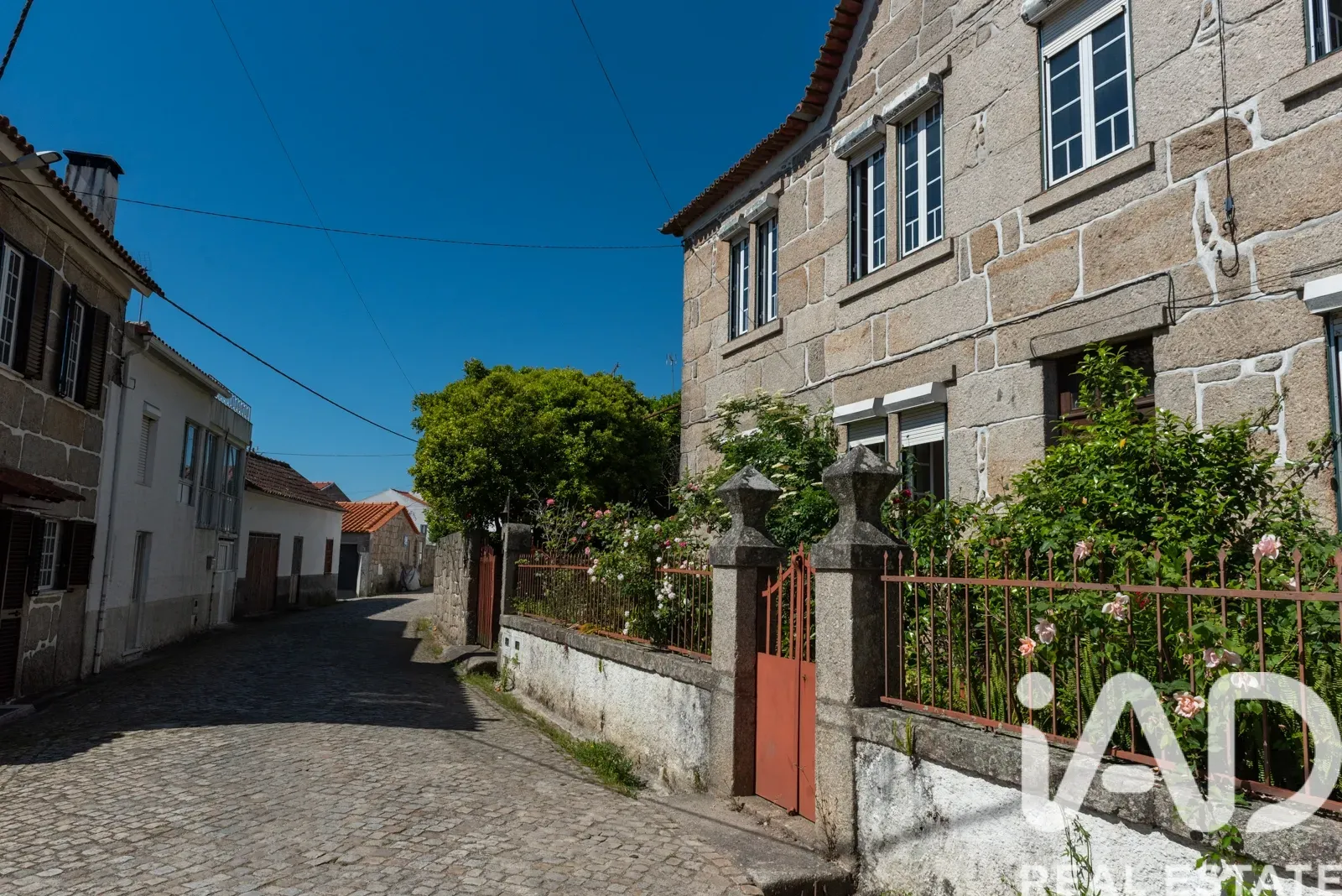 1930s 5-Bedroom House with Garden and Terrace in Scenic Erdeval, Portugal - Image 2