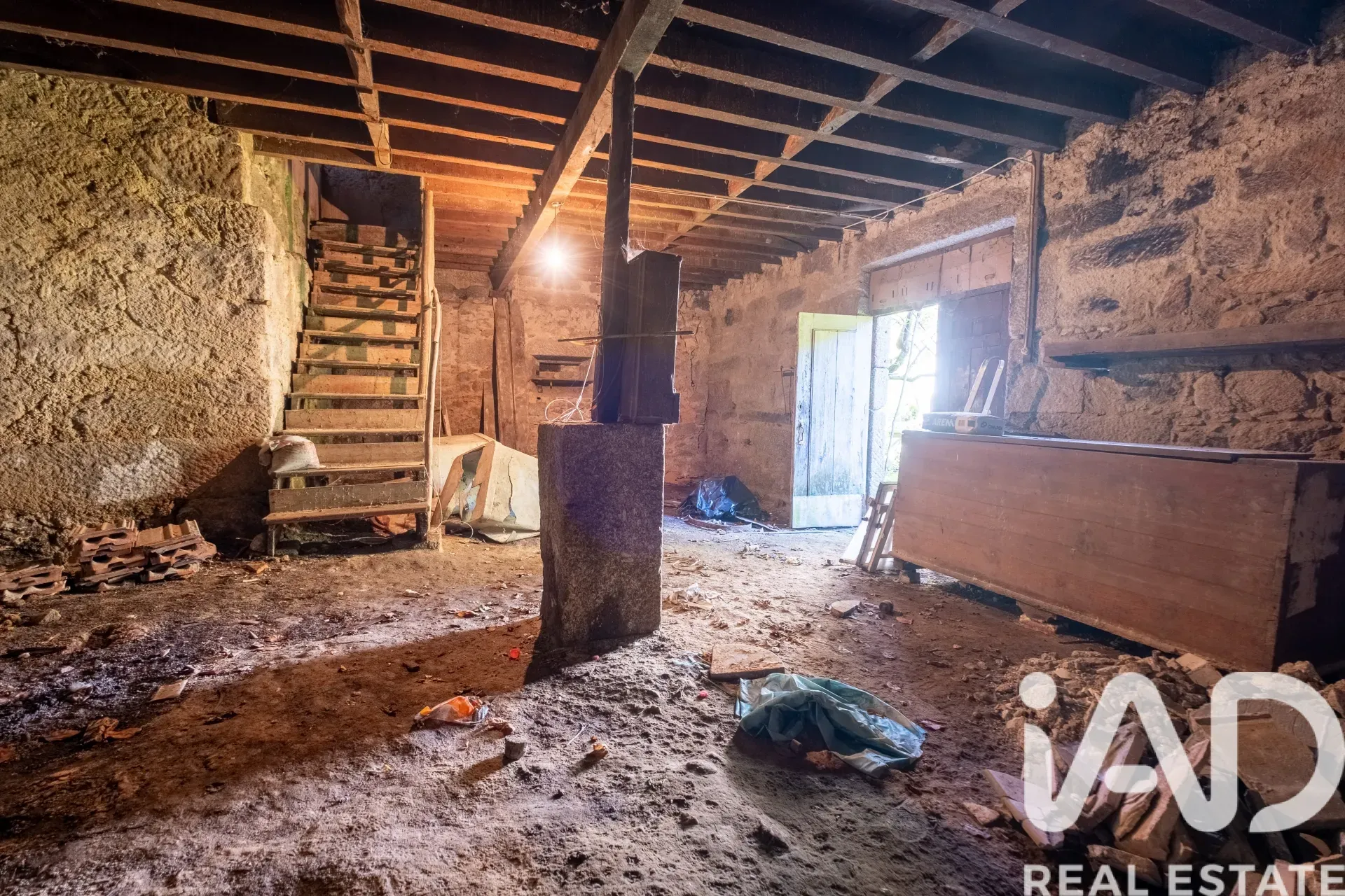 1930s 5-Bedroom House with Garden and Terrace in Scenic Erdeval, Portugal - View image 36 of 37