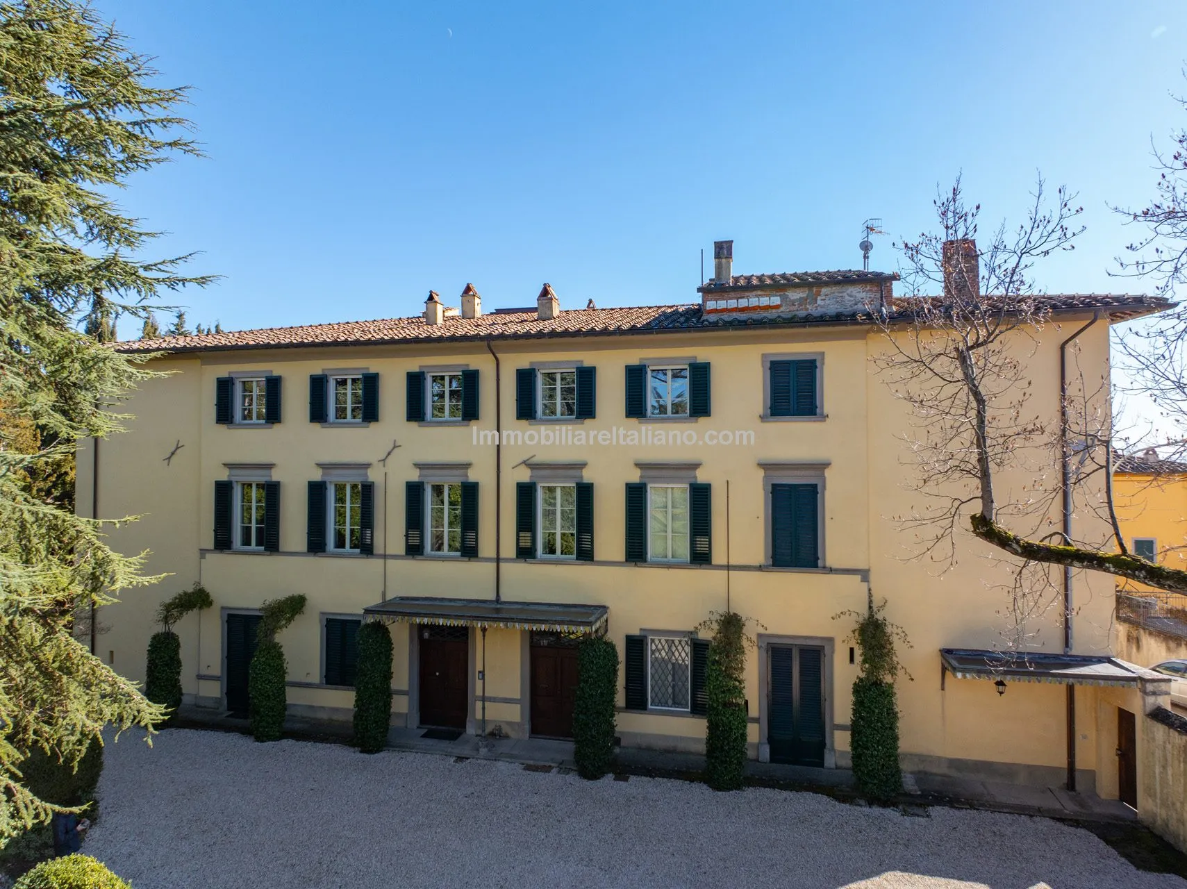 Luxurious Penthouse in Historic Tuscan Villa with Expansive Italian Garden - Image 1