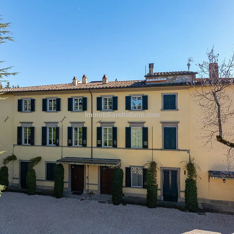Luksuriøs penthouse-lejlighed i en historisk toscansk villa med stor italiensk have