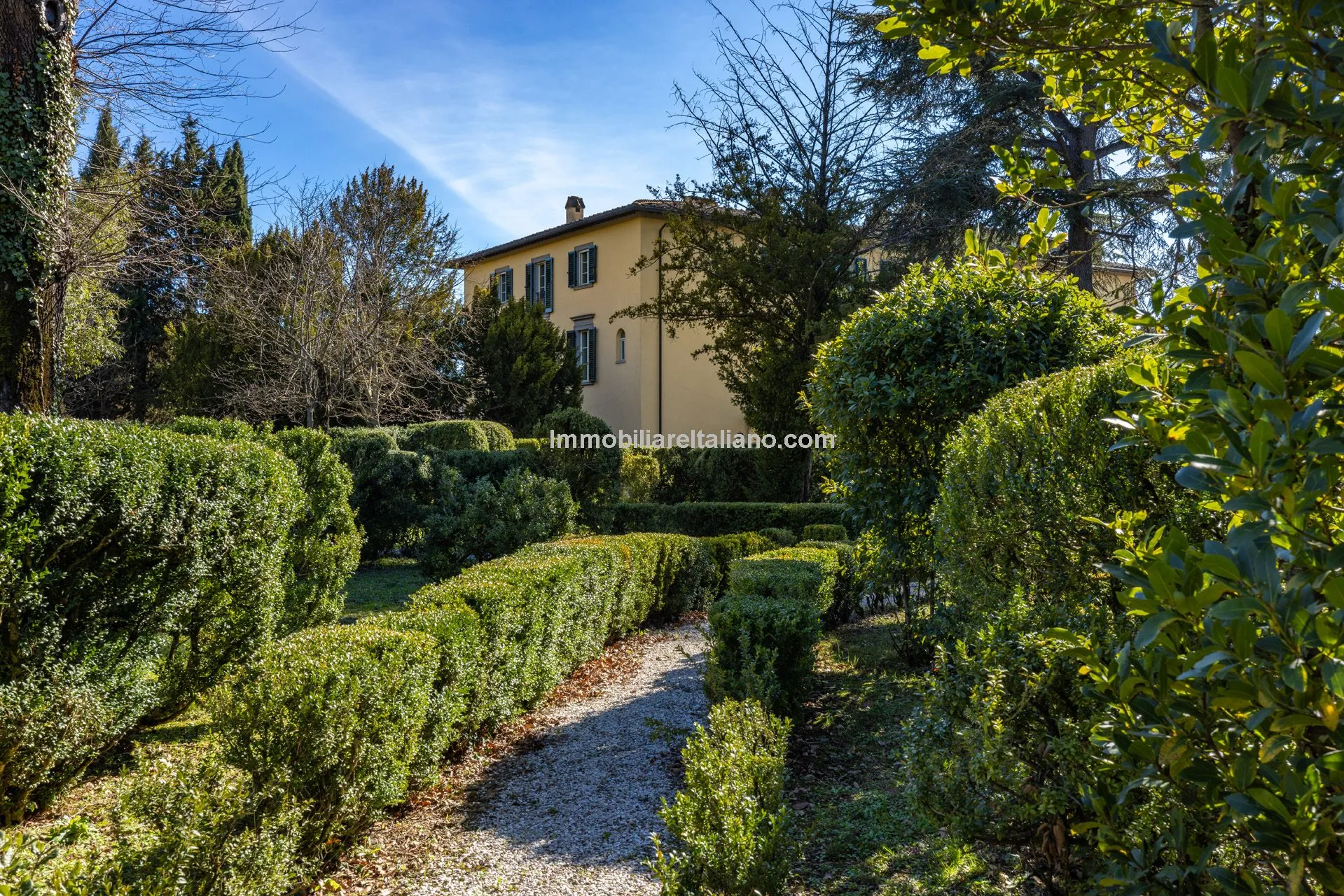 Luxurious Penthouse in Historic Tuscan Villa with Expansive Italian Garden - Image 2