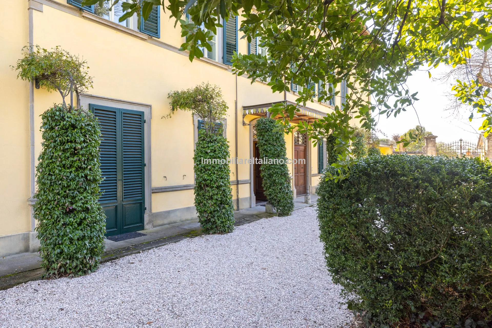 Luxurious Penthouse in Historic Tuscan Villa with Expansive Italian Garden - Image 3