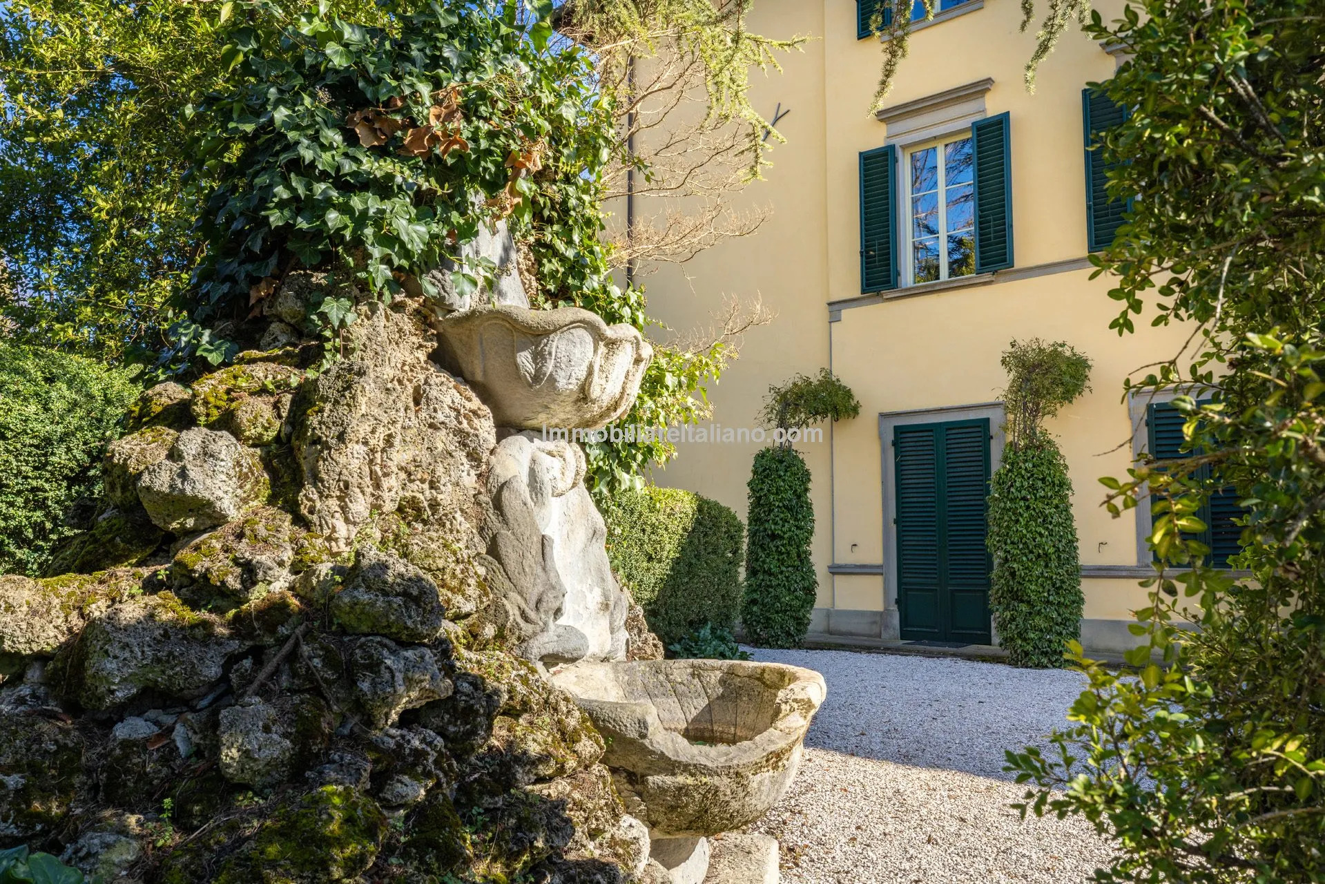 Luxurious Penthouse in Historic Tuscan Villa with Expansive Italian Garden - Image 4