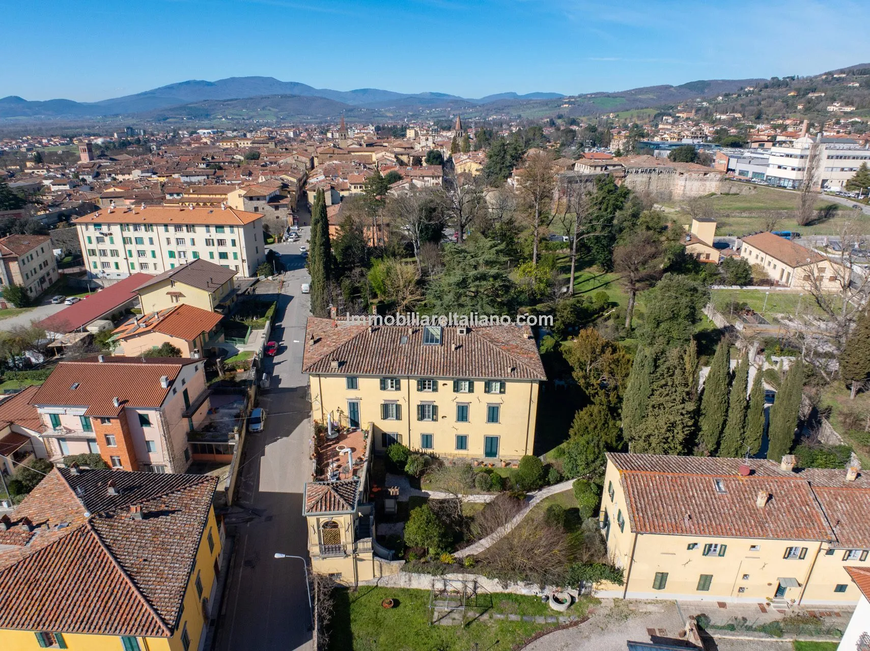 Luxurious Penthouse in Historic Tuscan Villa with Expansive Italian Garden - Image 5