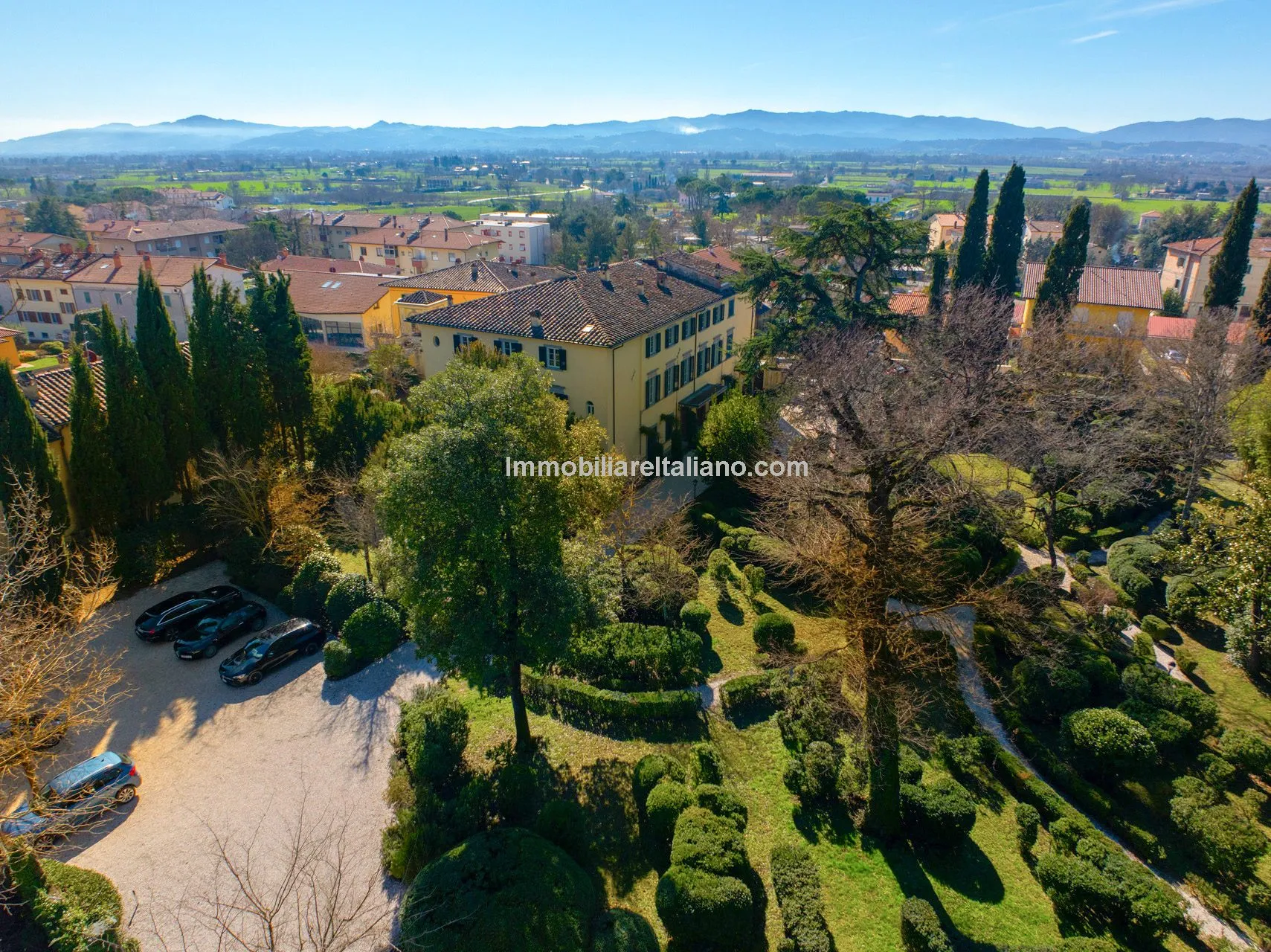 Luxurious Penthouse in Historic Tuscan Villa with Expansive Italian Garden - View image 6 of 52