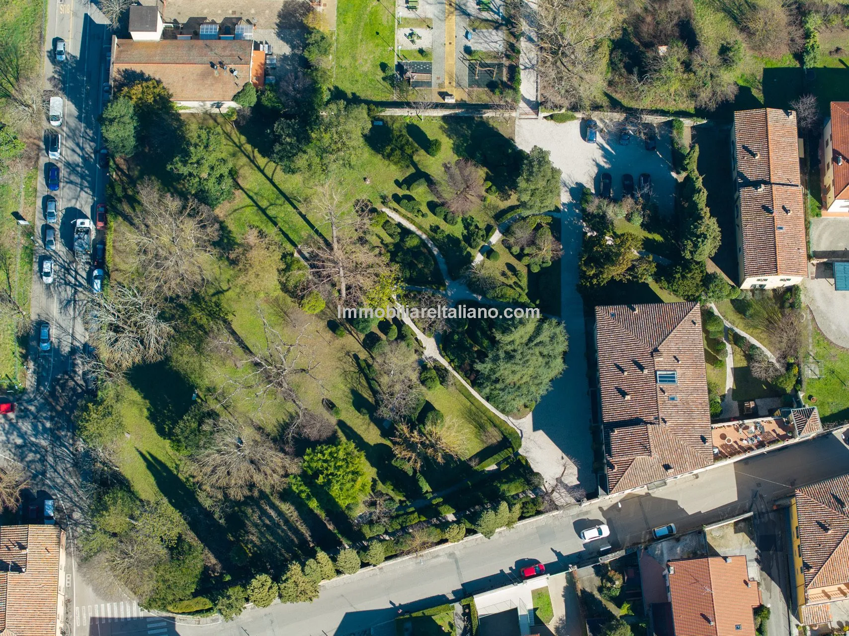 Luxurious Penthouse in Historic Tuscan Villa with Expansive Italian Garden - View image 7 of 52