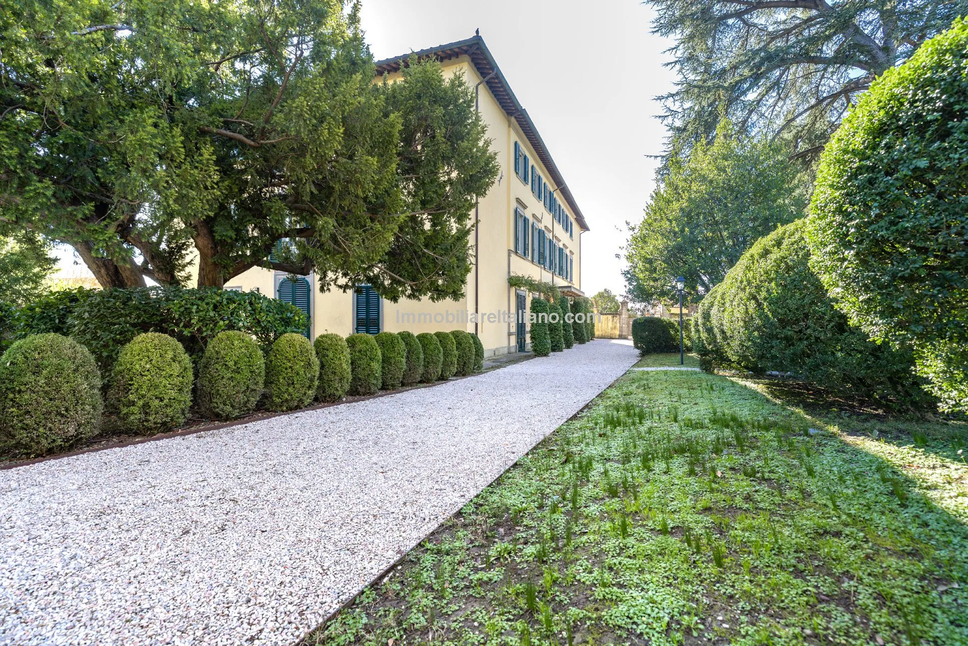 Luxurious Penthouse in Historic Tuscan Villa with Expansive Italian Garden - View image 8 of 52