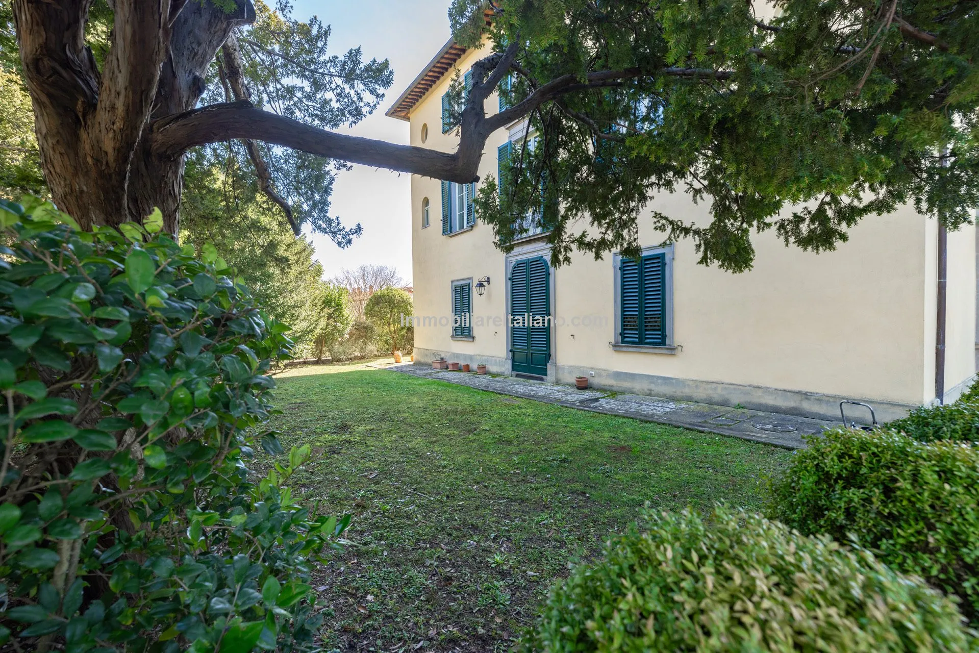 Luxurious Penthouse in Historic Tuscan Villa with Expansive Italian Garden - View image 9 of 52