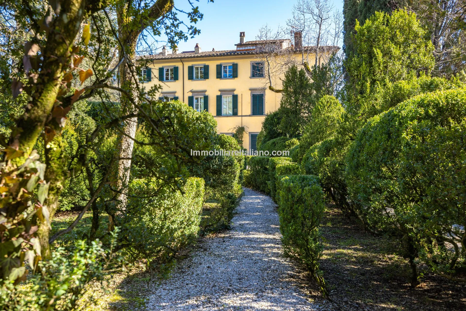 Luxurious Penthouse in Historic Tuscan Villa with Expansive Italian Garden - View image 10 of 52