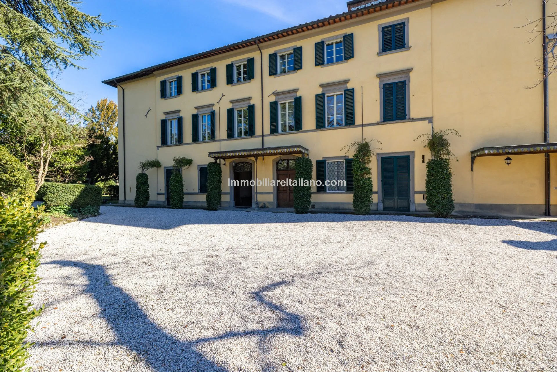 Luxurious Penthouse in Historic Tuscan Villa with Expansive Italian Garden - View image 11 of 52