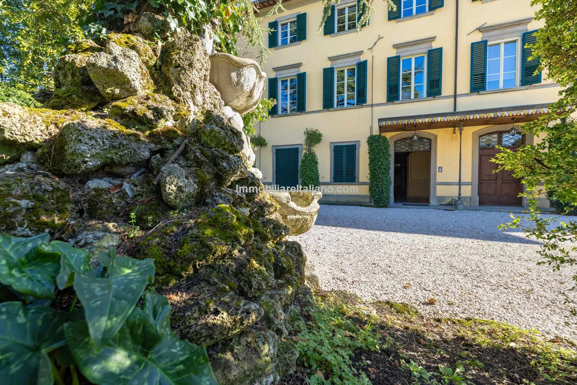 Luxurious Penthouse in Historic Tuscan Villa with Expansive Italian Garden - View image 12 of 52