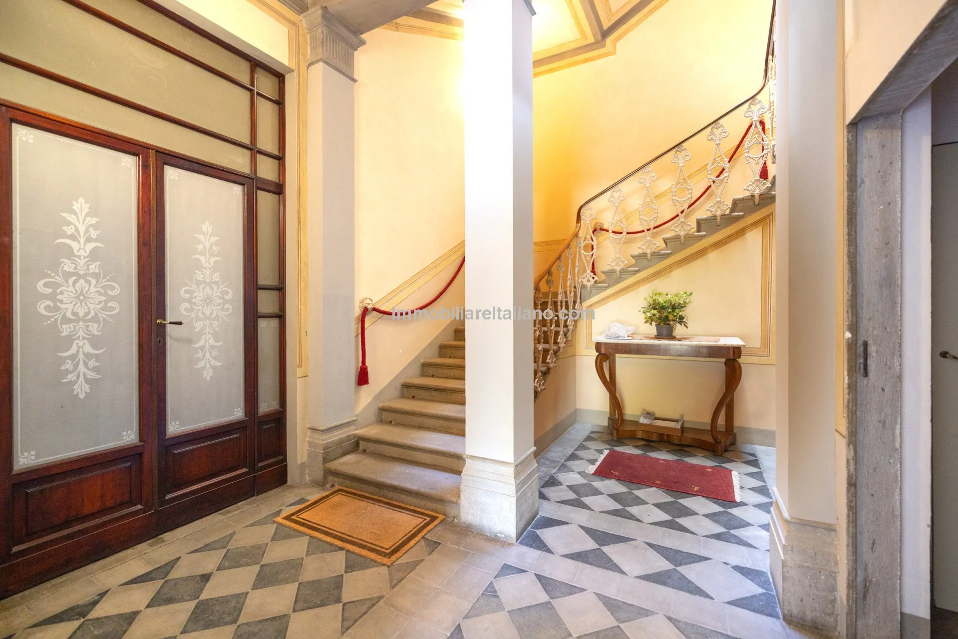 Luxurious Penthouse in Historic Tuscan Villa with Expansive Italian Garden - View image 13 of 52