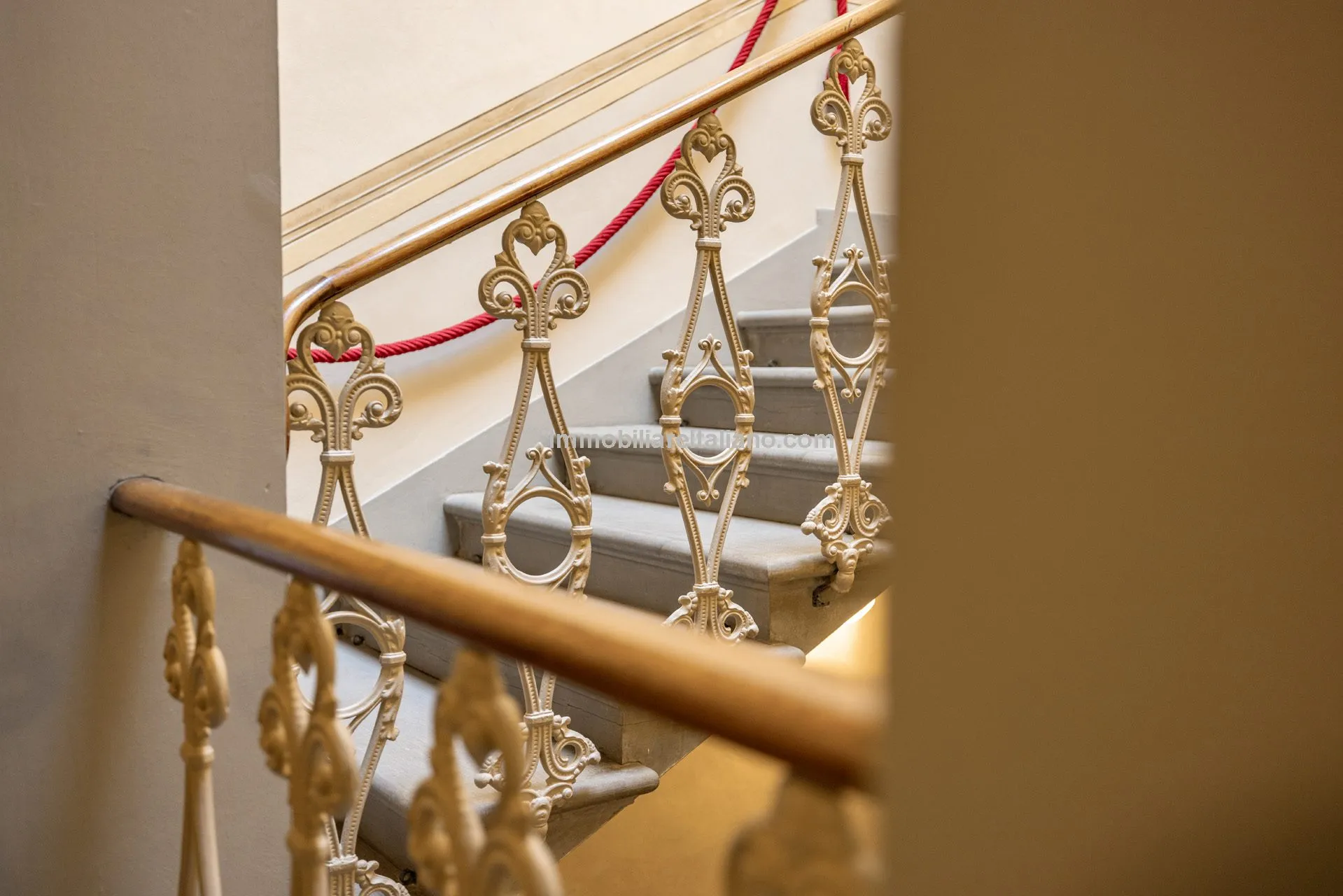 Luxurious Penthouse in Historic Tuscan Villa with Expansive Italian Garden - View image 14 of 52