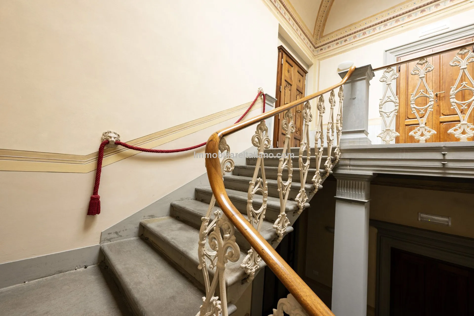 Luxurious Penthouse in Historic Tuscan Villa with Expansive Italian Garden - View image 15 of 52