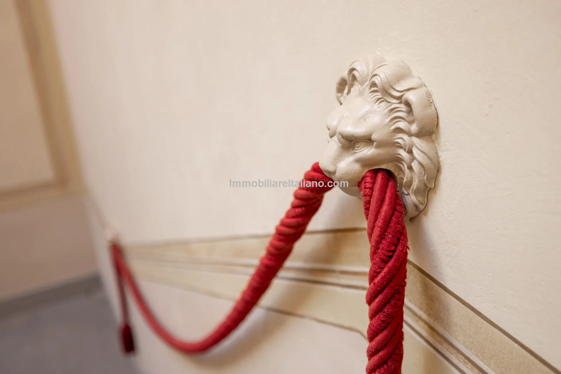 Luxurious Penthouse in Historic Tuscan Villa with Expansive Italian Garden - View image 16 of 52