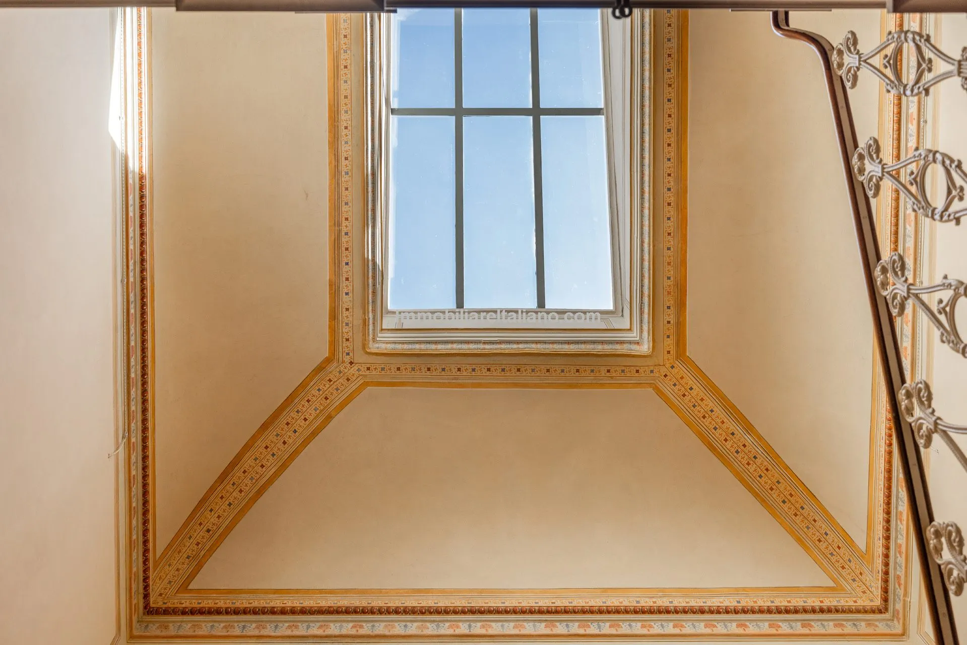 Luxurious Penthouse in Historic Tuscan Villa with Expansive Italian Garden - View image 17 of 52