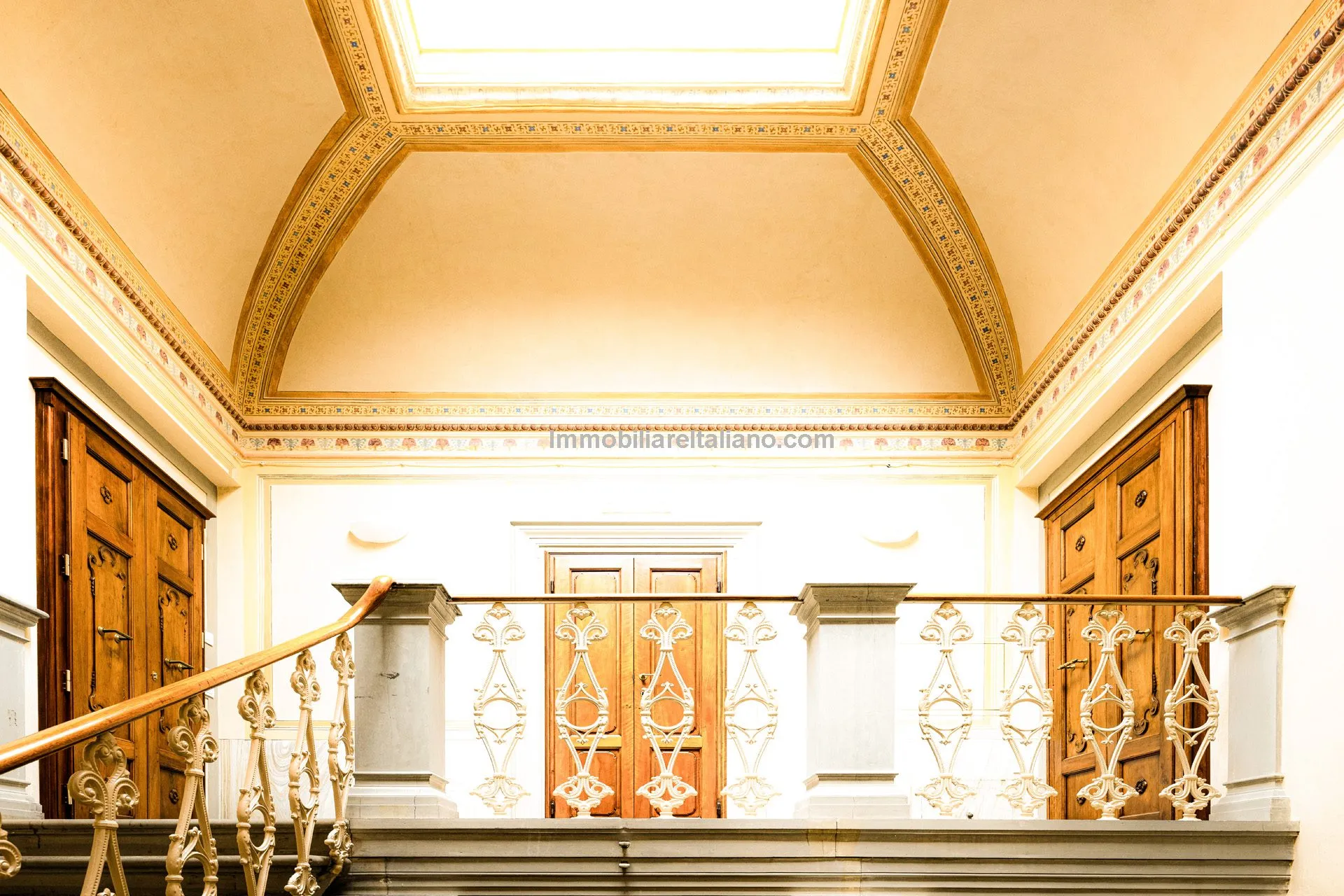 Luxurious Penthouse in Historic Tuscan Villa with Expansive Italian Garden - View image 18 of 52