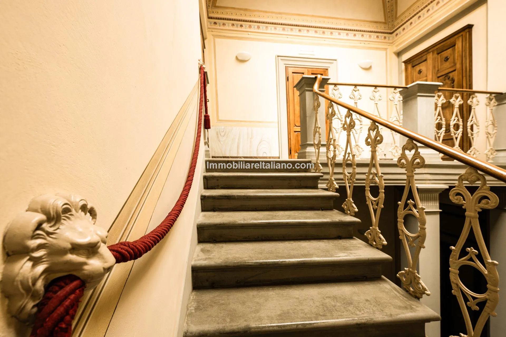 Luxurious Penthouse in Historic Tuscan Villa with Expansive Italian Garden - View image 19 of 52