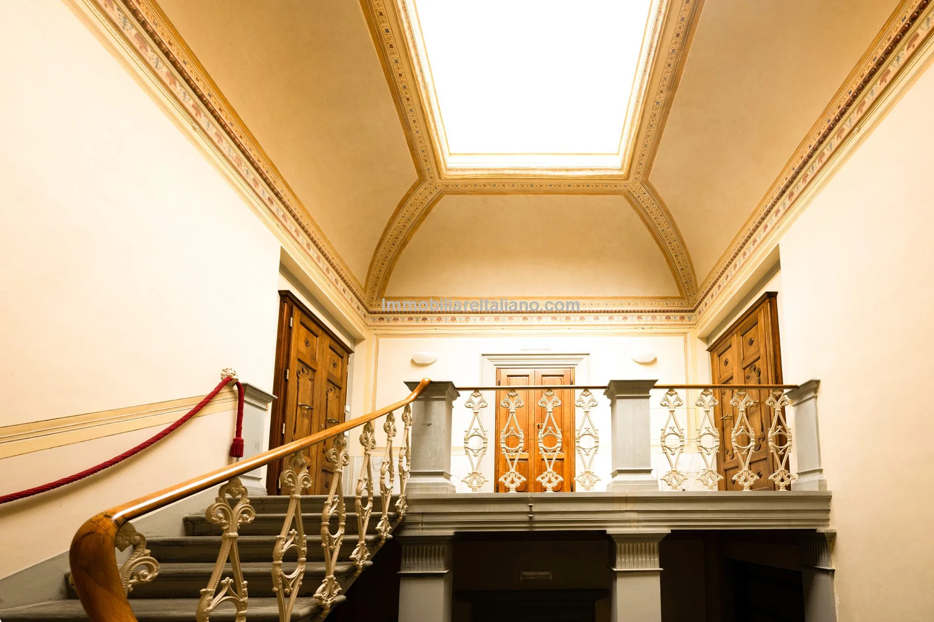 Luxurious Penthouse in Historic Tuscan Villa with Expansive Italian Garden - View image 20 of 52