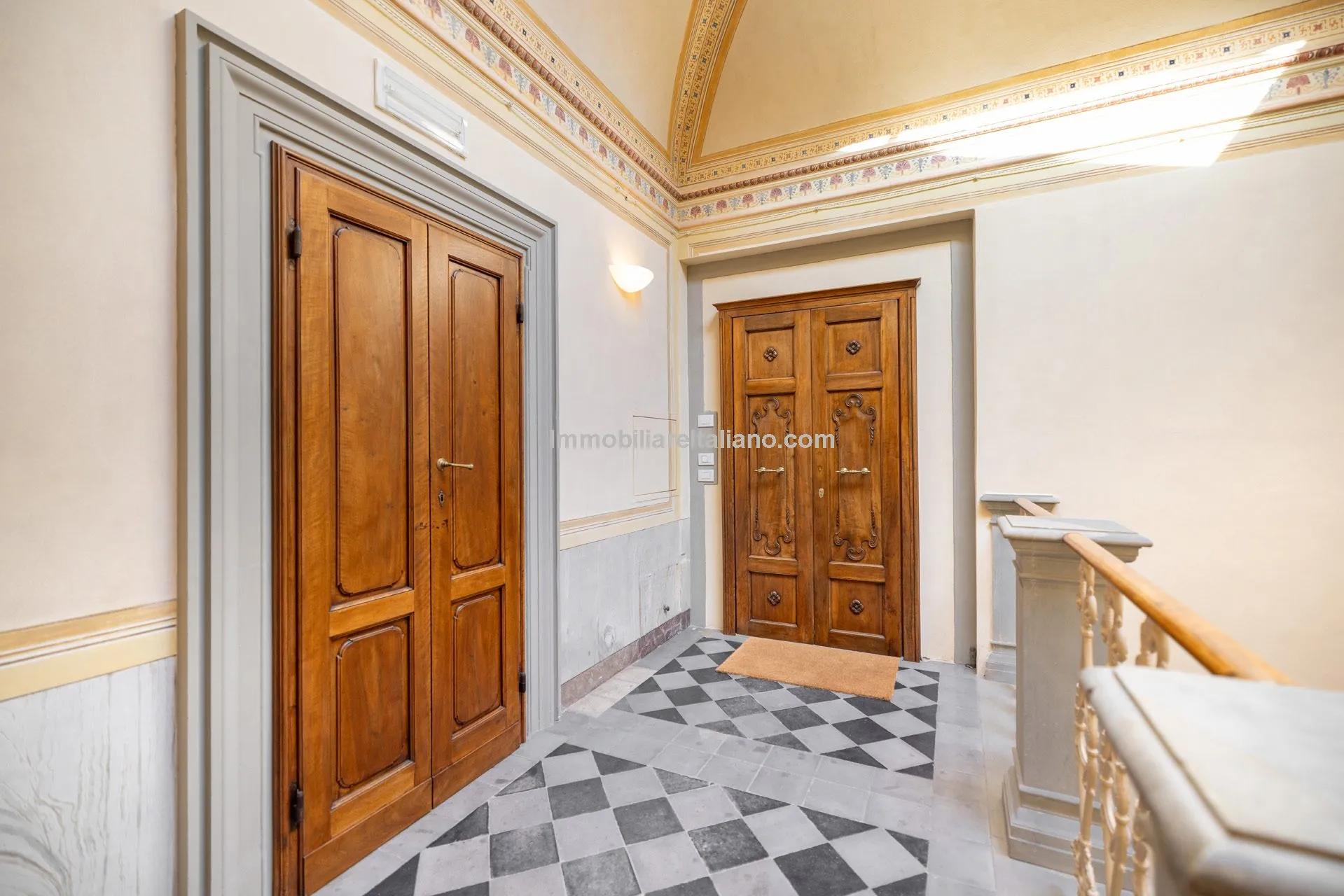 Luxurious Penthouse in Historic Tuscan Villa with Expansive Italian Garden - View image 21 of 52