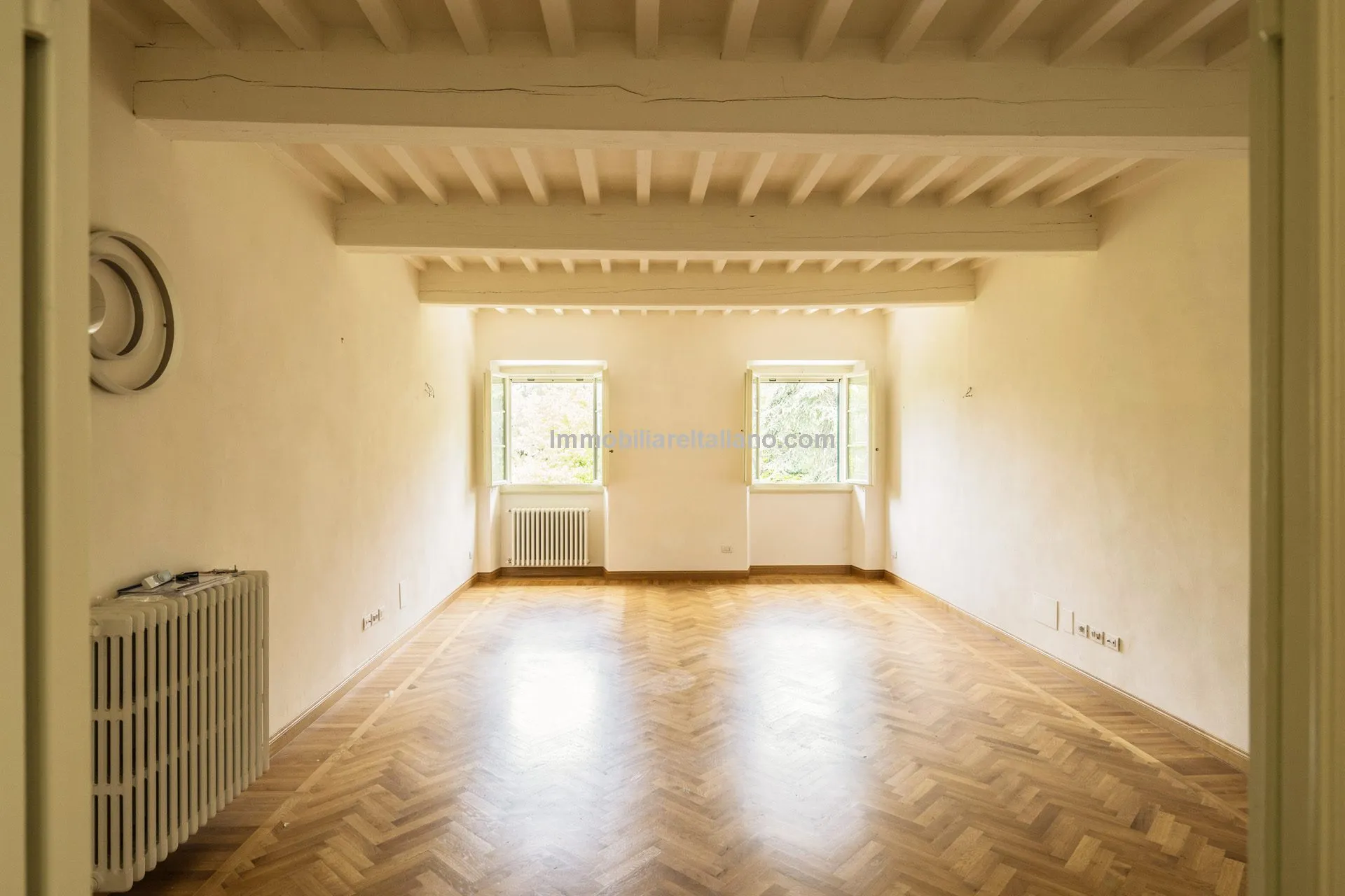 Luxurious Penthouse in Historic Tuscan Villa with Expansive Italian Garden - View image 22 of 52